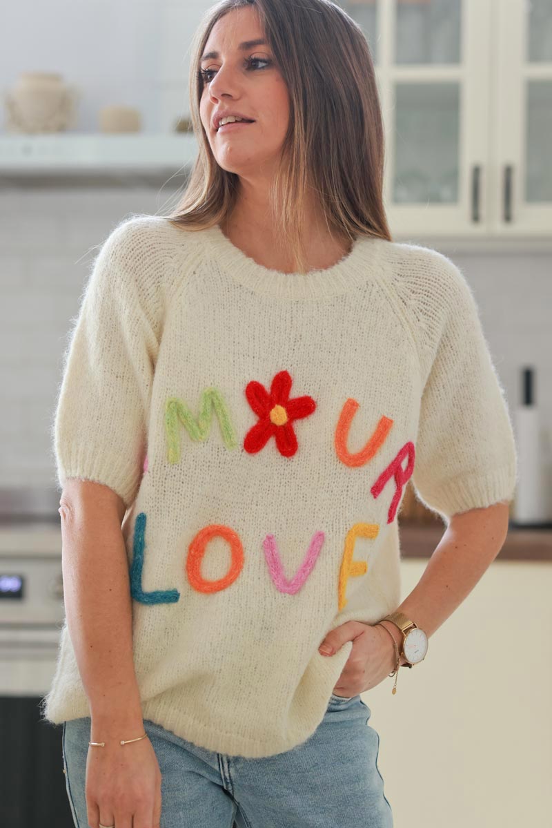 Pull doux en maille beige broderie Amour LOVE coloré manches courtes looses