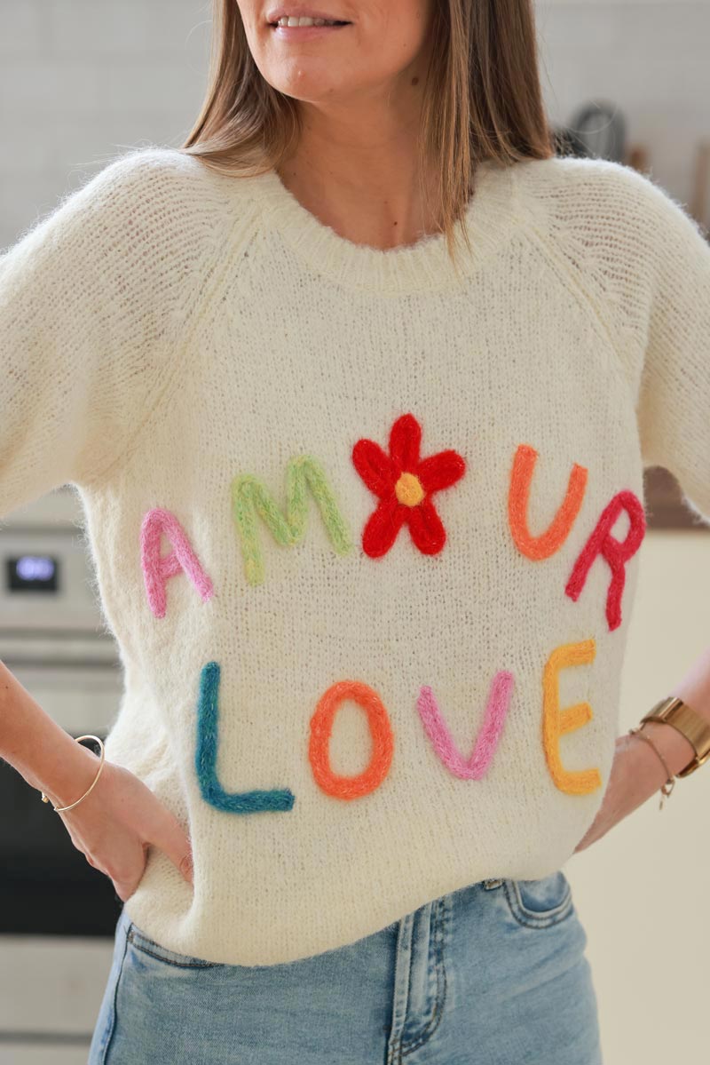 Pull doux en maille beige broderie Amour LOVE coloré manches courtes looses