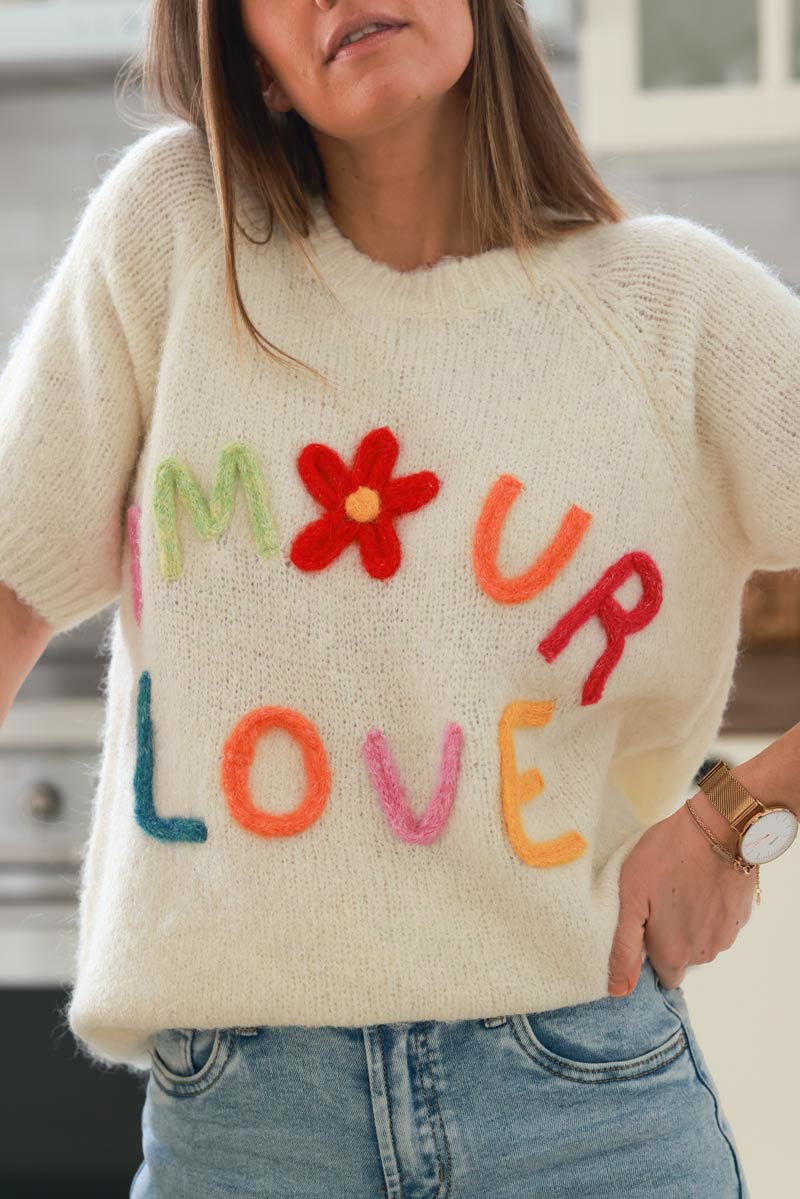 Pull doux en maille beige broderie Amour LOVE coloré manches courtes looses