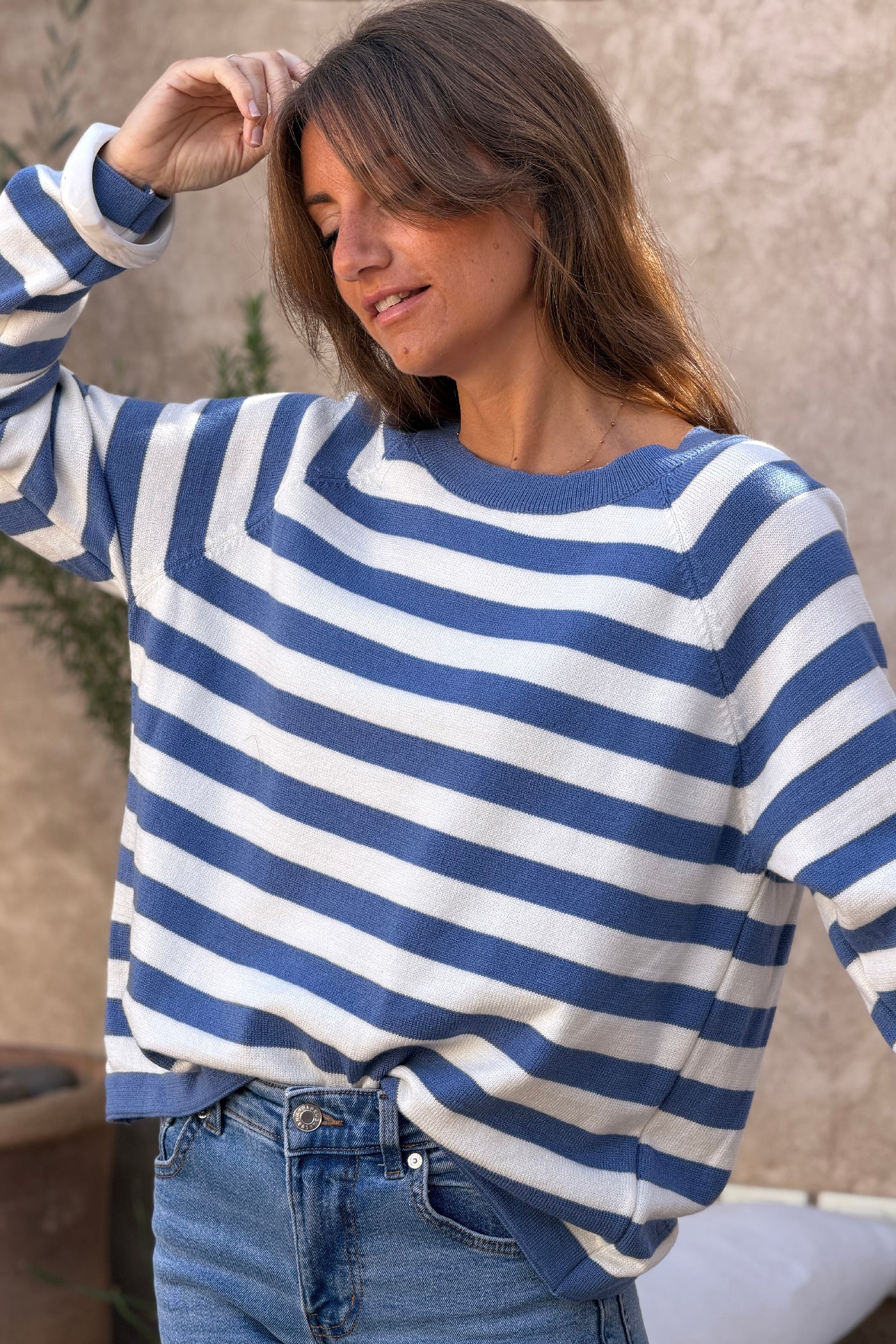 Pull doux en petite maille à rayures bleu jean col rond