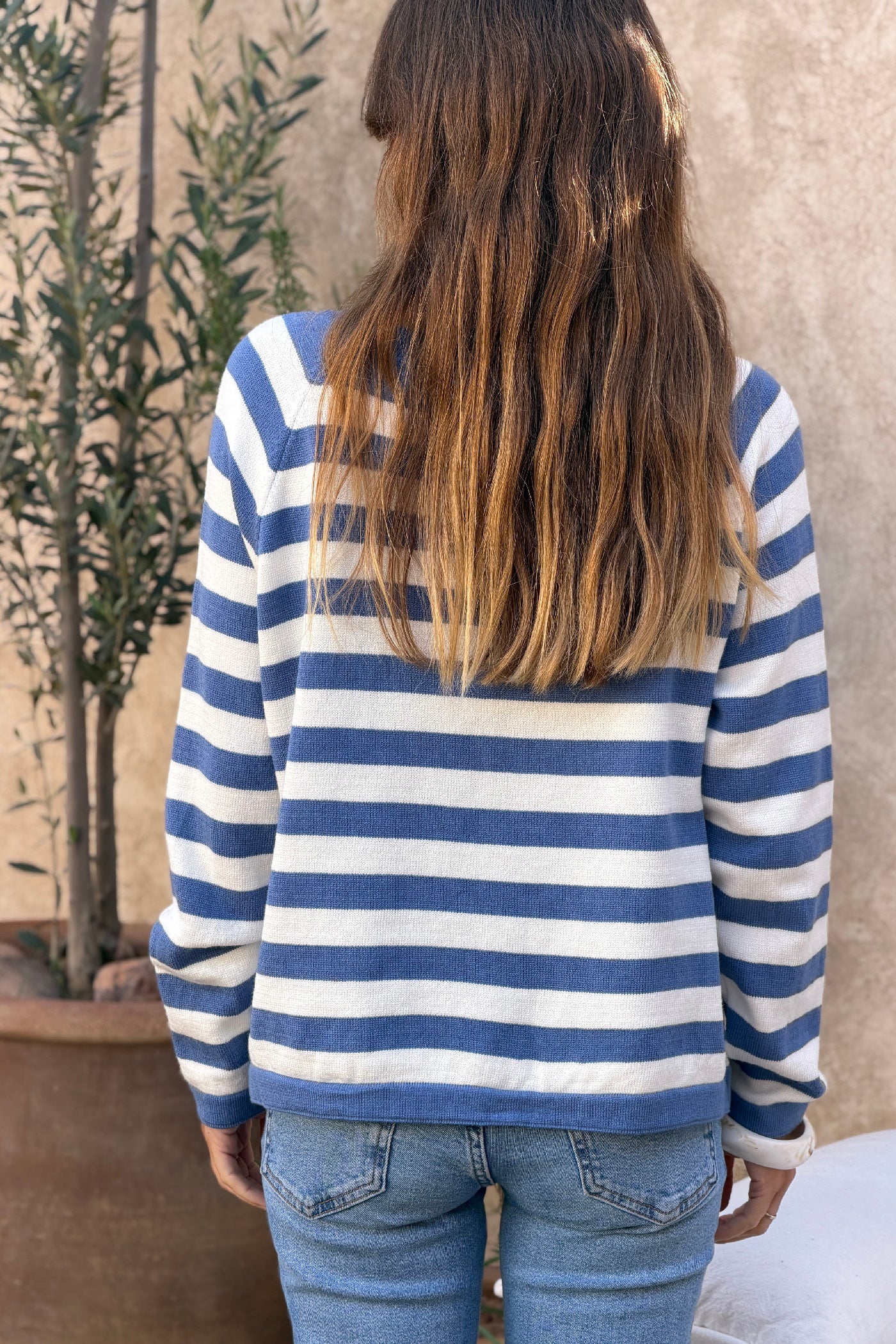 Pull doux en petite maille à rayures bleu jean col rond