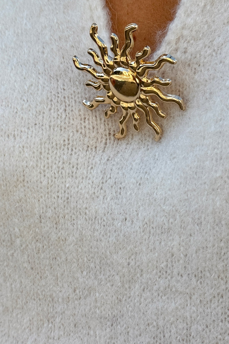 Pull doux et moelleux blanc cassé baby alpaga avec col broche soleil dorée