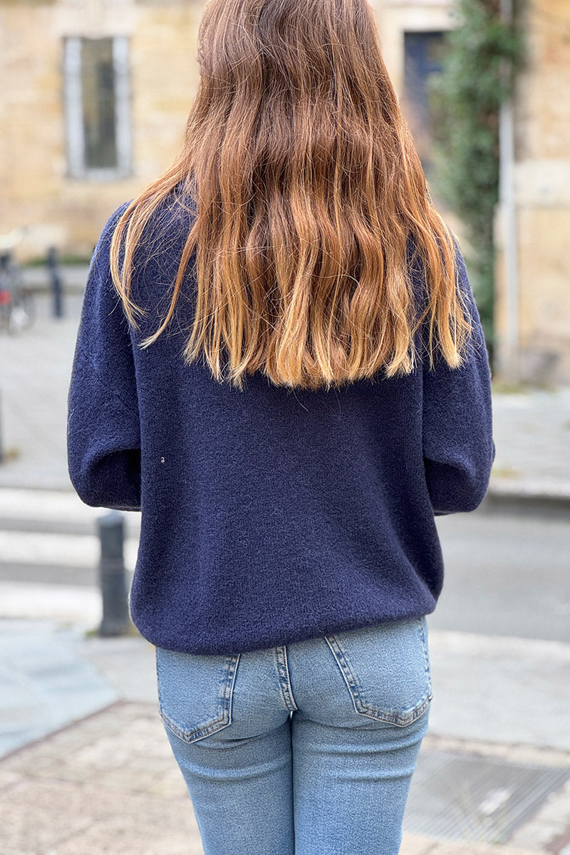 Pull doux et moelleux bleu marine baby alpaga avec col broche soleil dorée