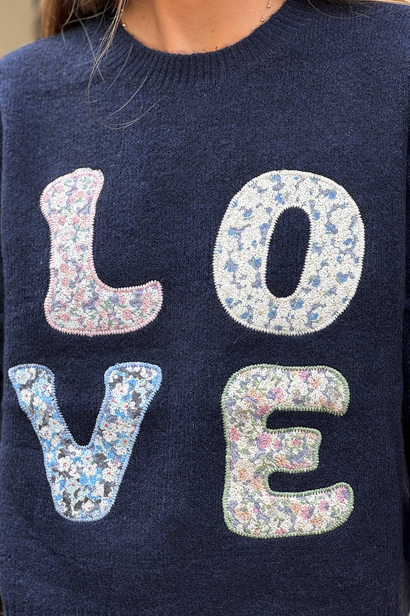Pull doux et moelleux bleu marine broderie LOVE fleurs liberty