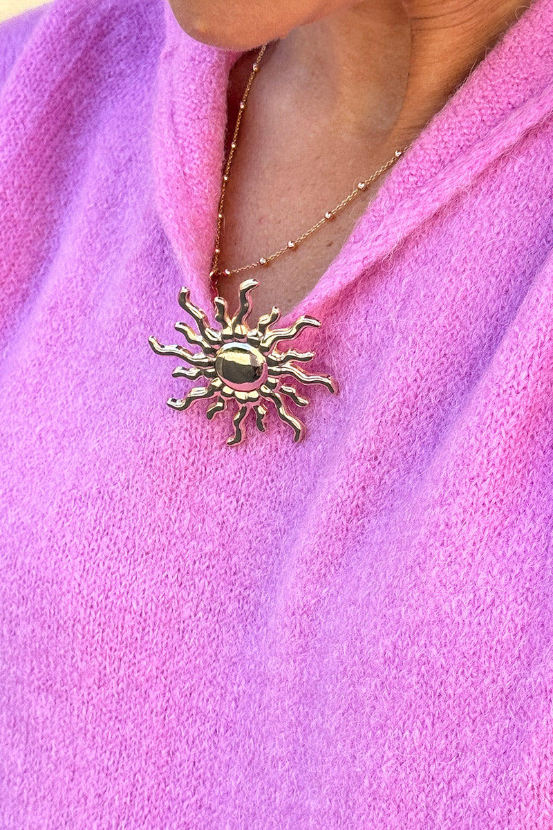 Pull doux et moelleux fuchsia baby alpaga avec col broche soleil dorée