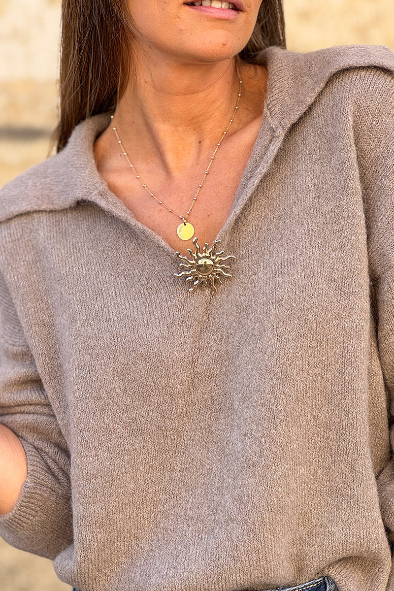 Pull doux et moelleux taupe baby alpaga avec col broche soleil dorée
