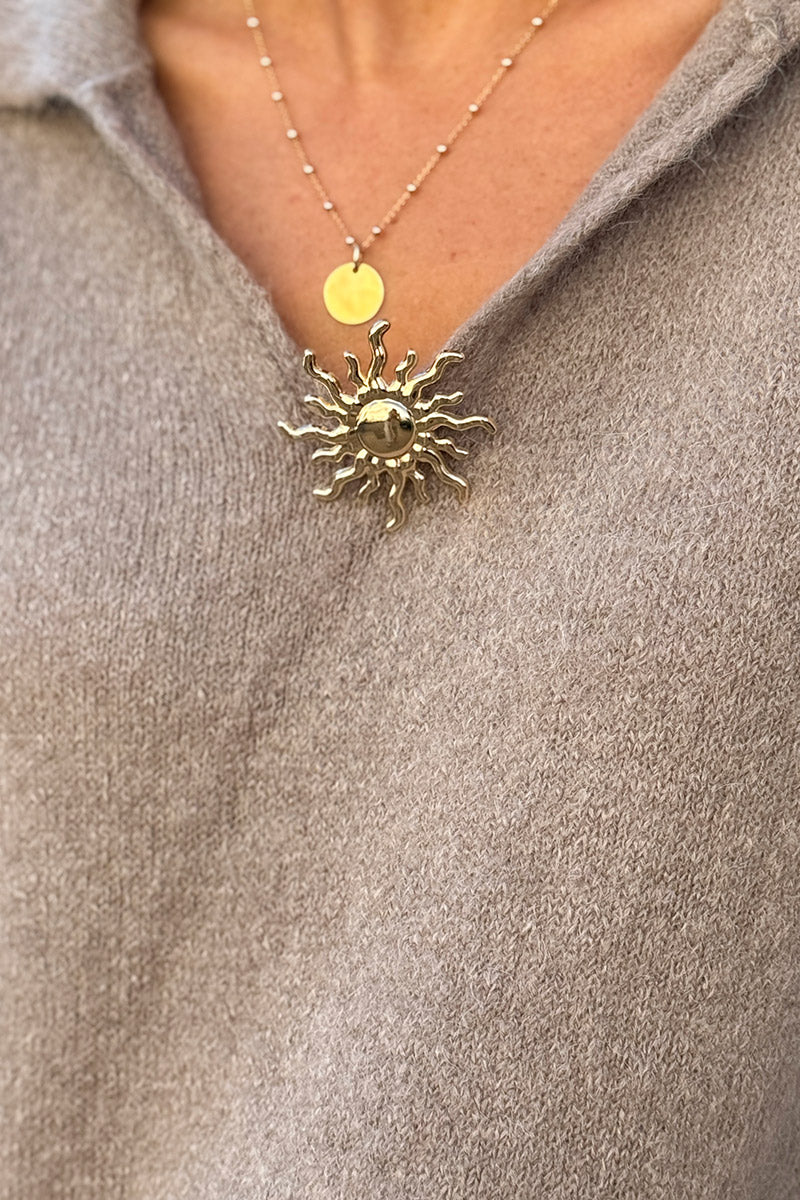 Pull doux et moelleux taupe baby alpaga avec col broche soleil dorée
