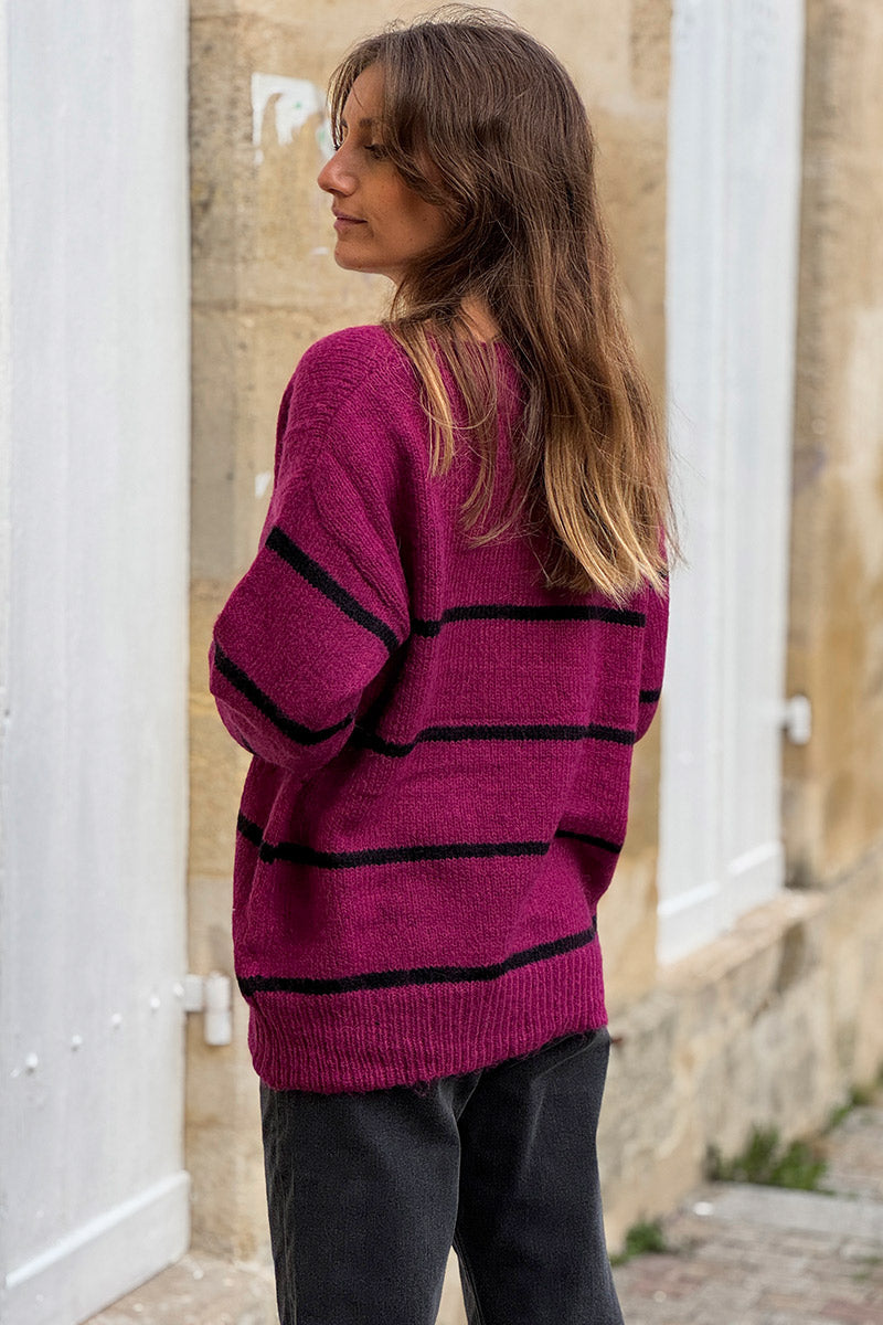 Pull doux lie de vin rayures noires col v