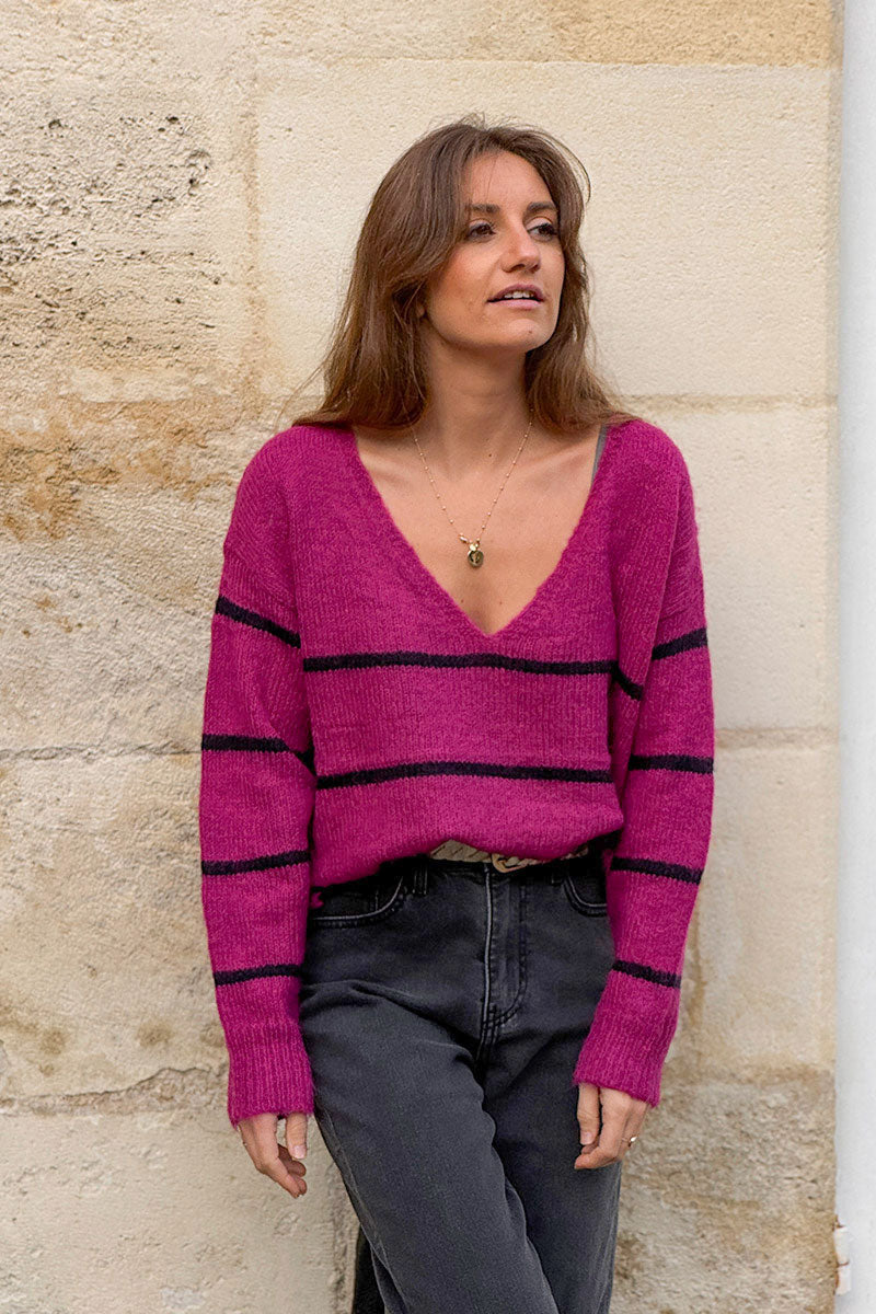 Pull doux lie de vin rayures noires col v