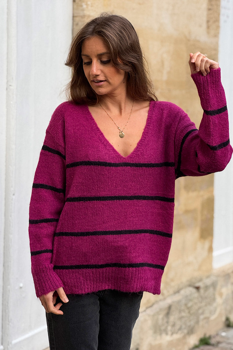 Pull doux lie de vin rayures noires col v