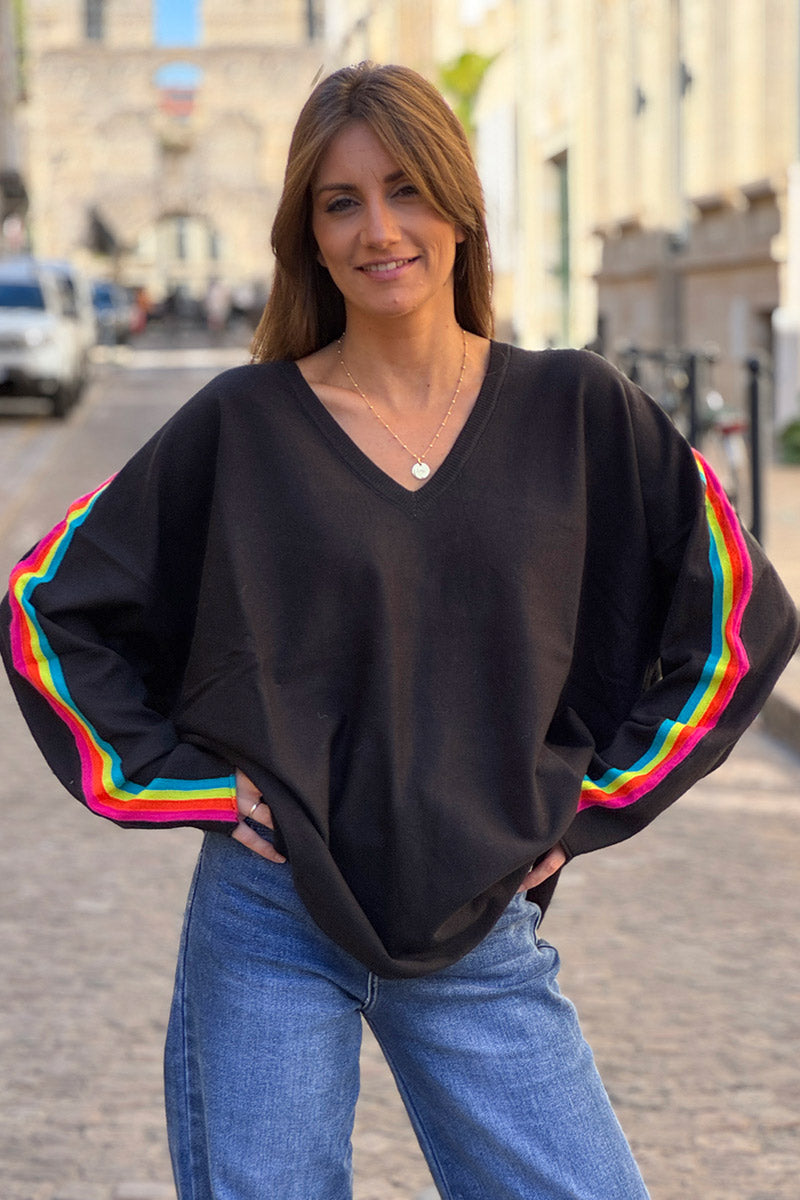 Pull doux noir col v manches rayures arc en ciel style vintage