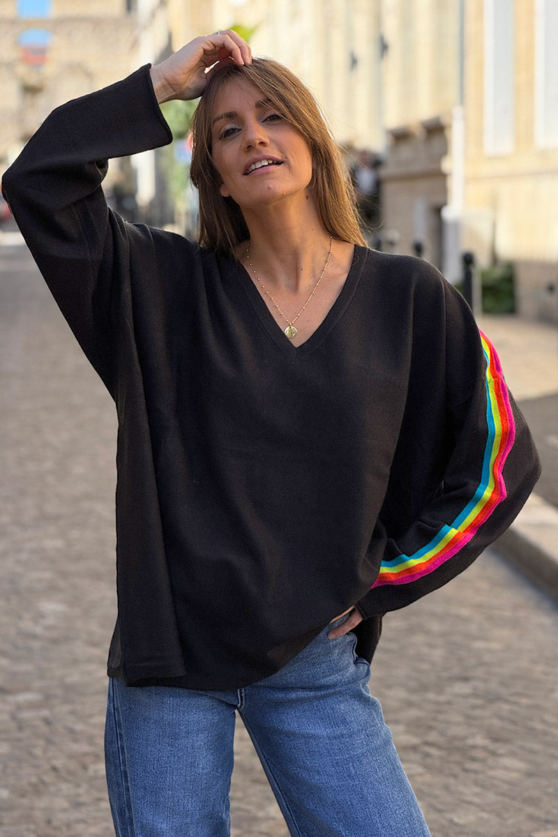 Pull doux noir col v manches rayures arc en ciel style vintage