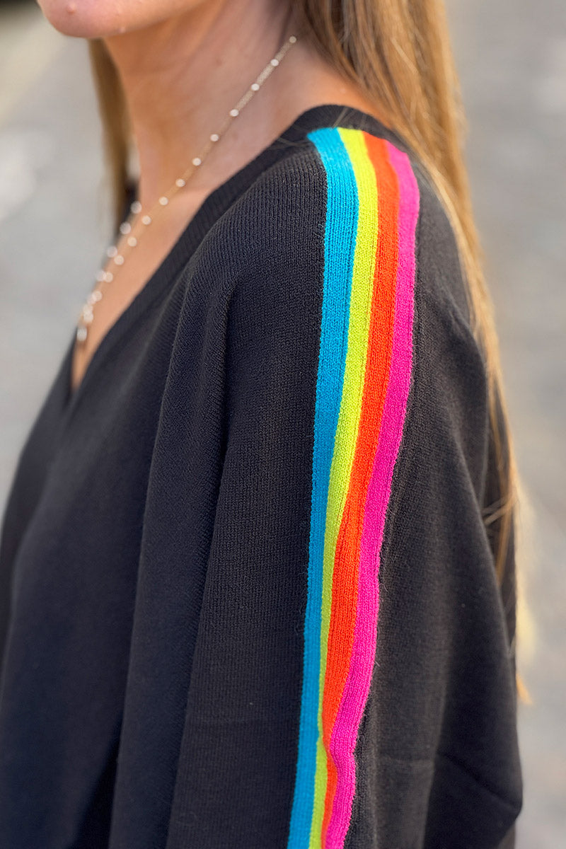 Pull doux noir col v manches rayures arc en ciel style vintage