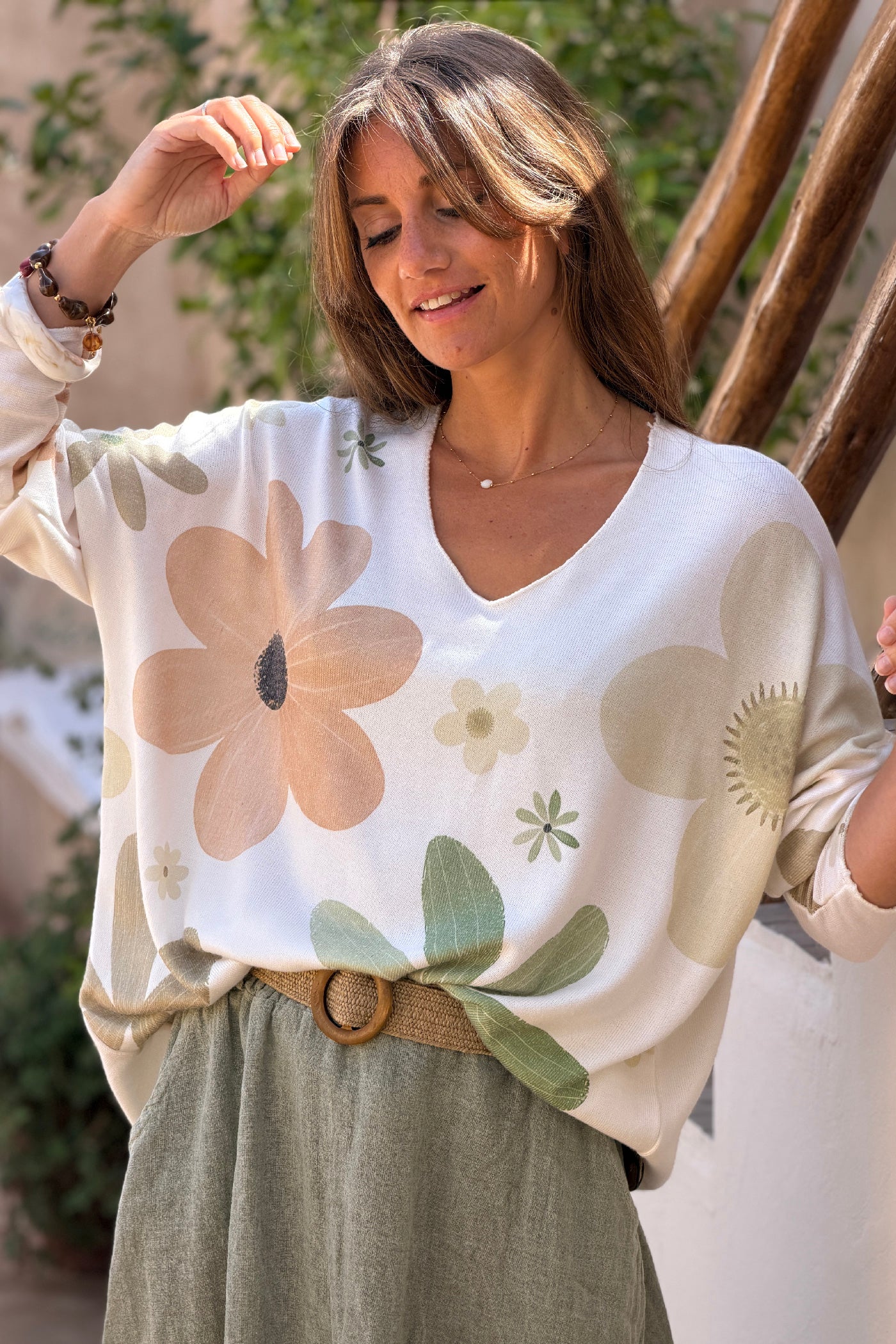 Pull doux petite maille écru motifs fleurs colorées marron et kaki