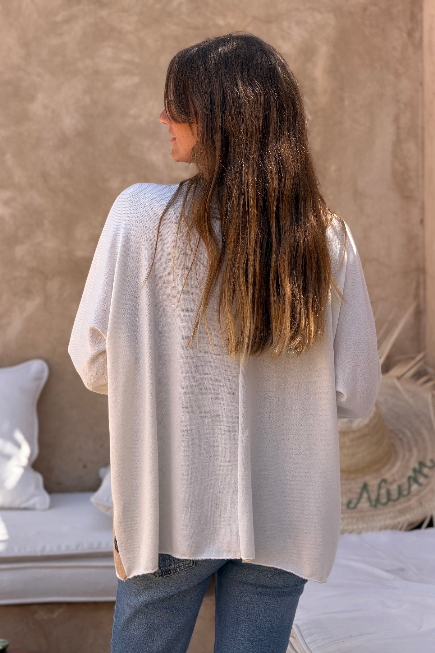 Pull doux petite maille écru motifs fleurs colorées marron et kaki