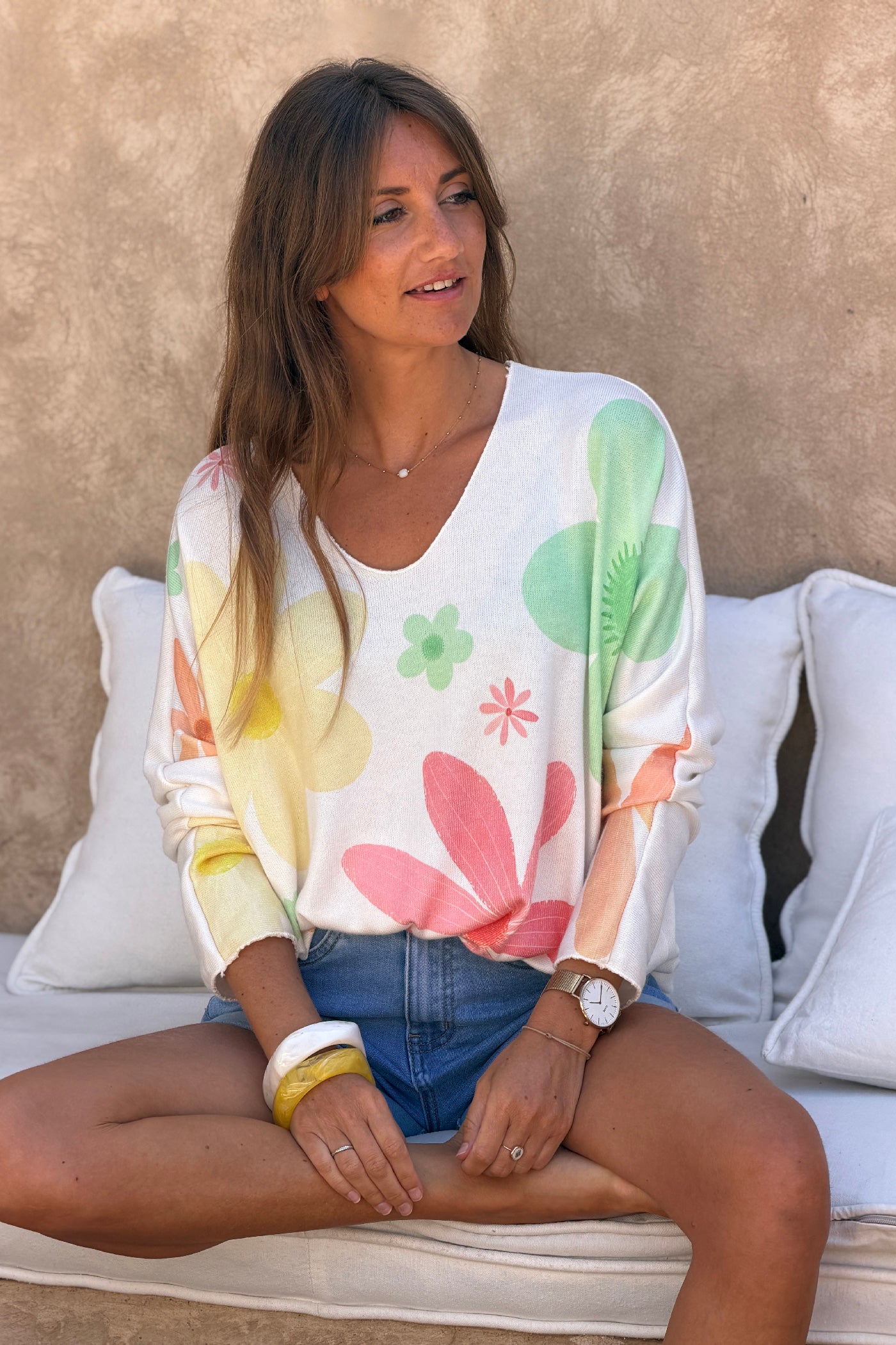 Pull doux petite maille écru motifs fleurs colorées printemps pastel