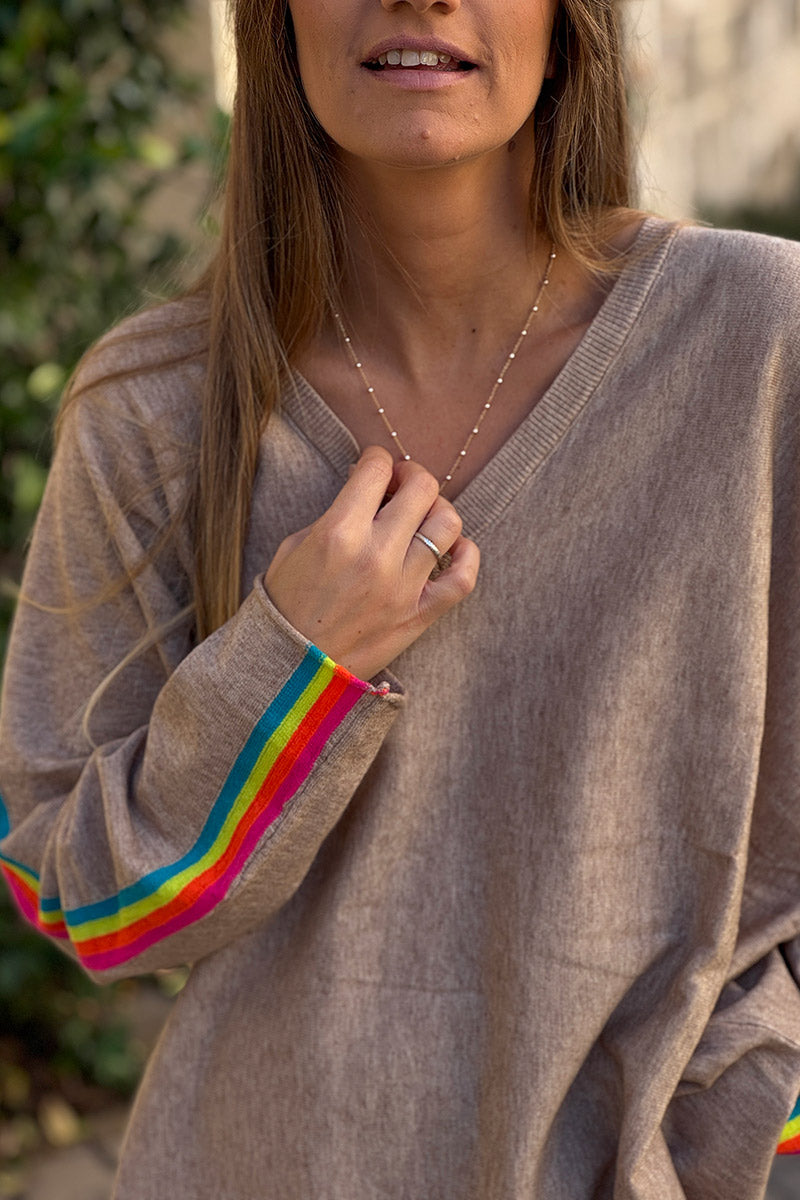 Pull doux taupe col v manches rayures arc en ciel style vintage