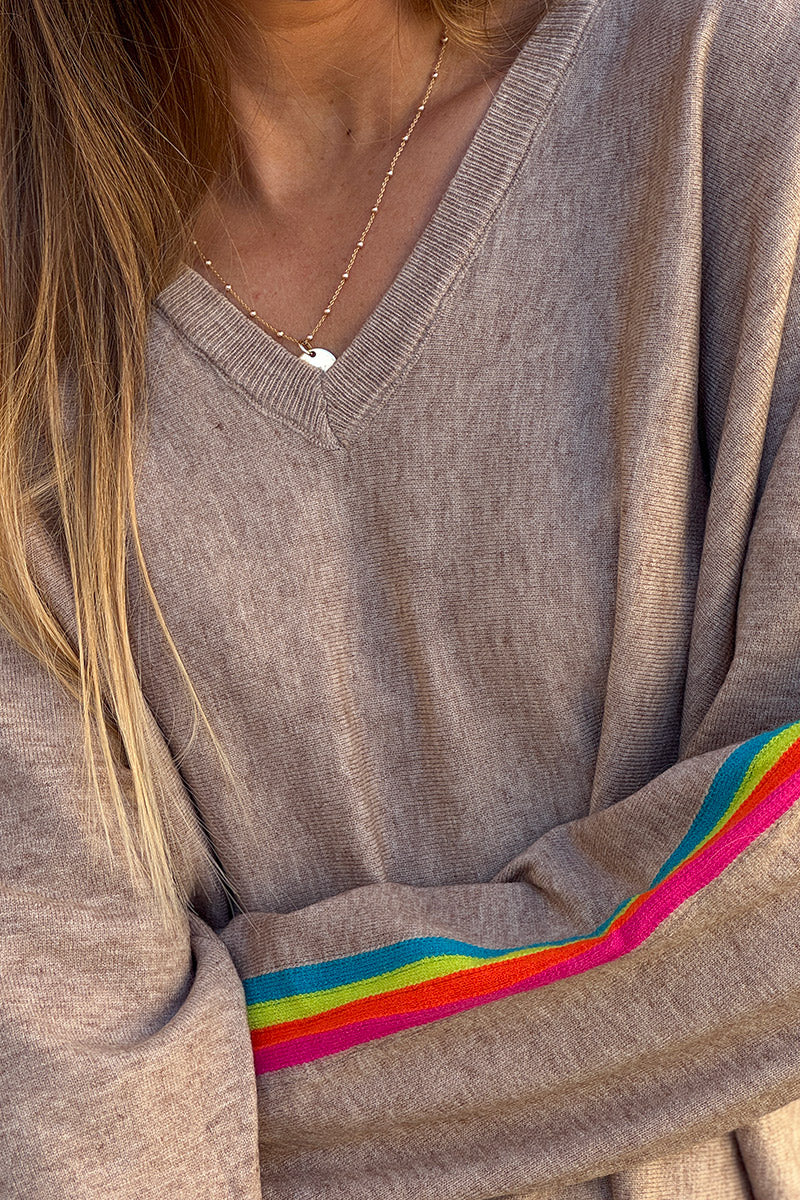 Pull doux taupe col v manches rayures arc en ciel style vintage