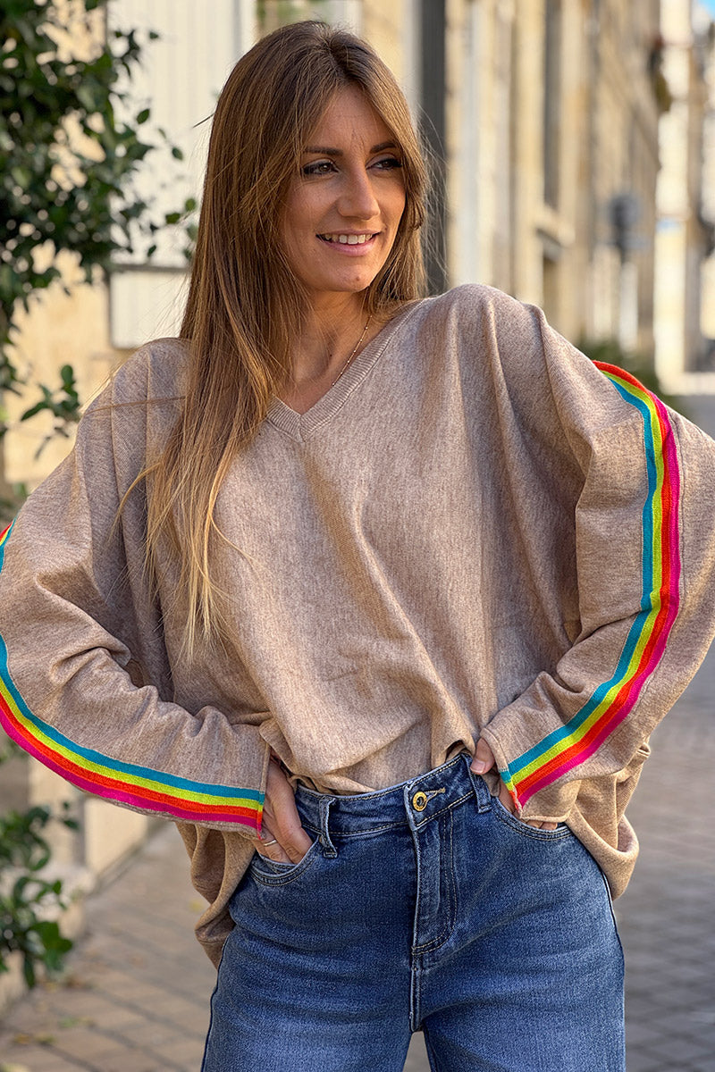 Pull doux taupe col v manches rayures arc en ciel style vintage