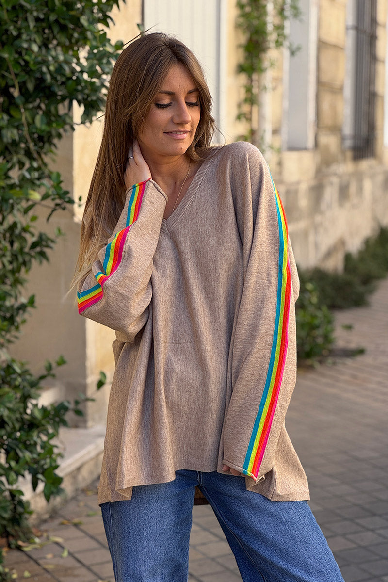 Pull doux taupe col v manches rayures arc en ciel style vintage