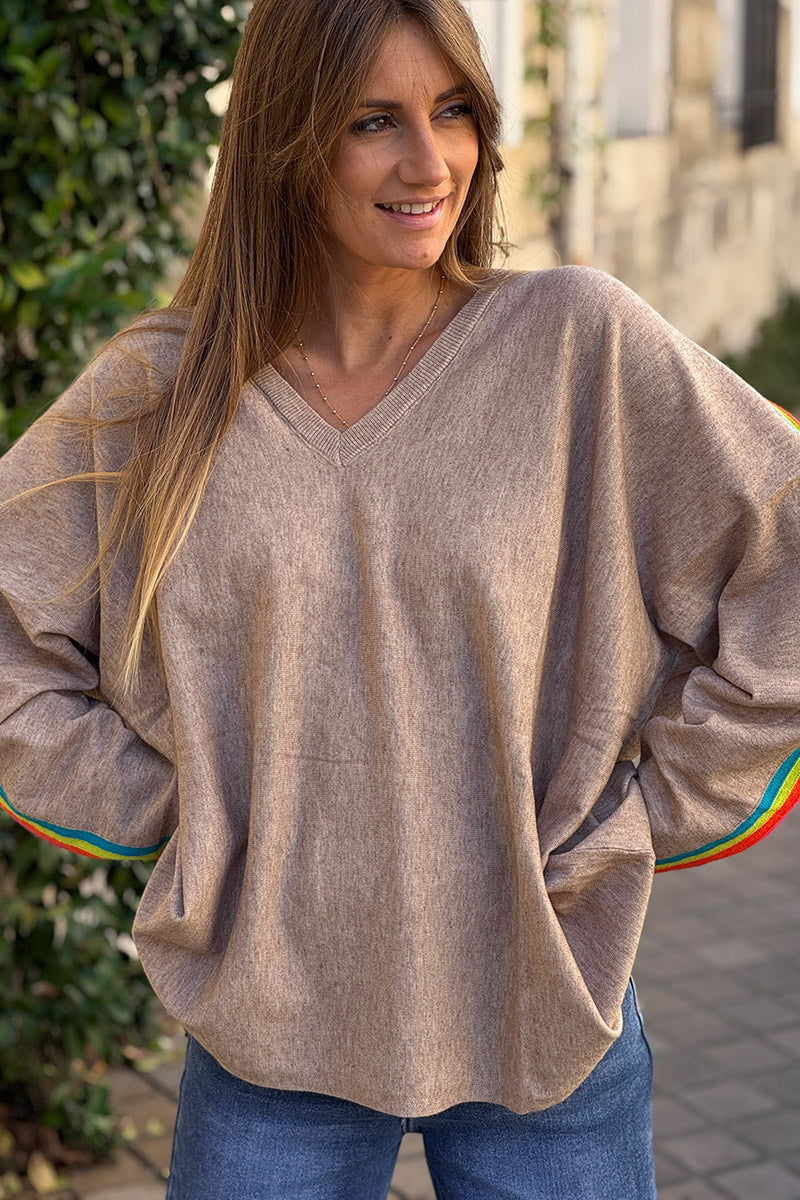 Pull doux taupe col v manches rayures arc en ciel style vintage