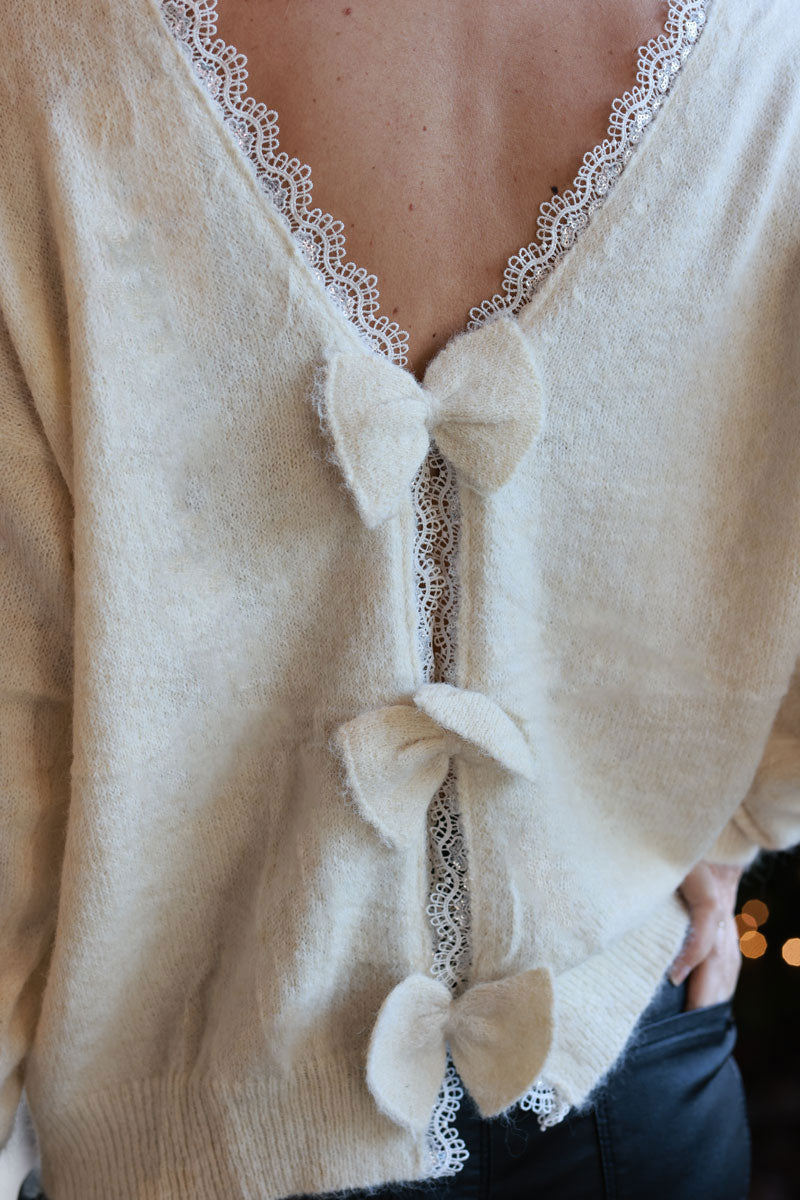 Pull écru en petite maille col rond dos dentelle et nœuds