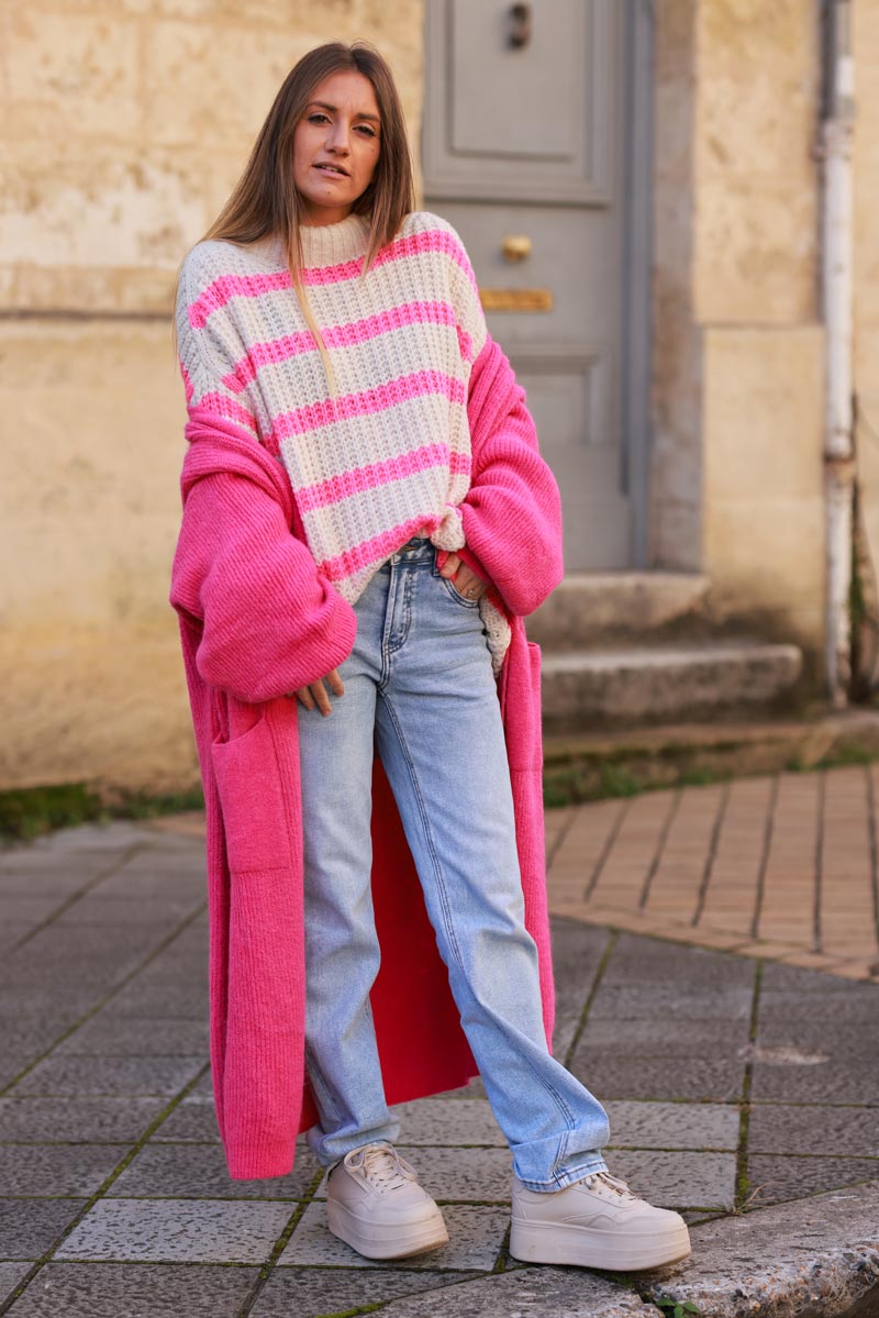 Suéter suelto de color crudo en estilo de punto grueso con rayas rosas y cuello grueso