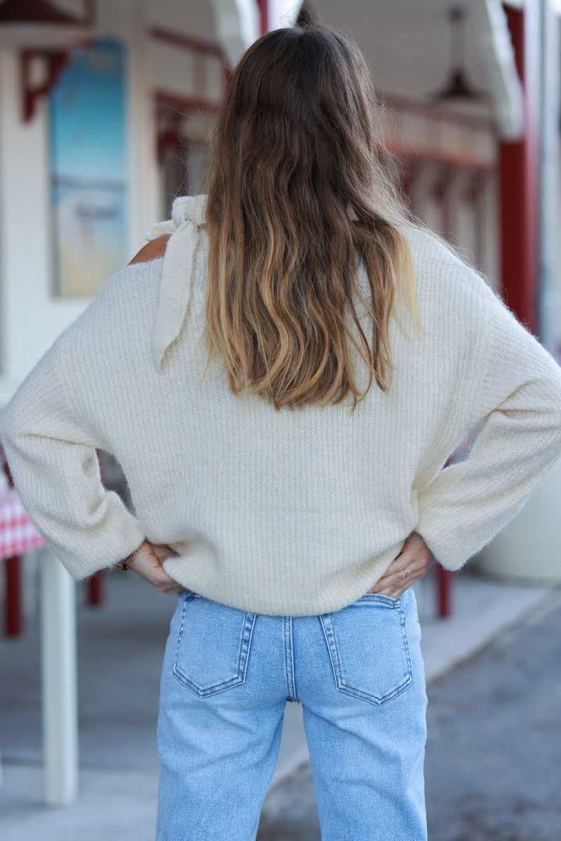 Pull écru tout doux petite maille col bateau épaule dénudée avec nœud