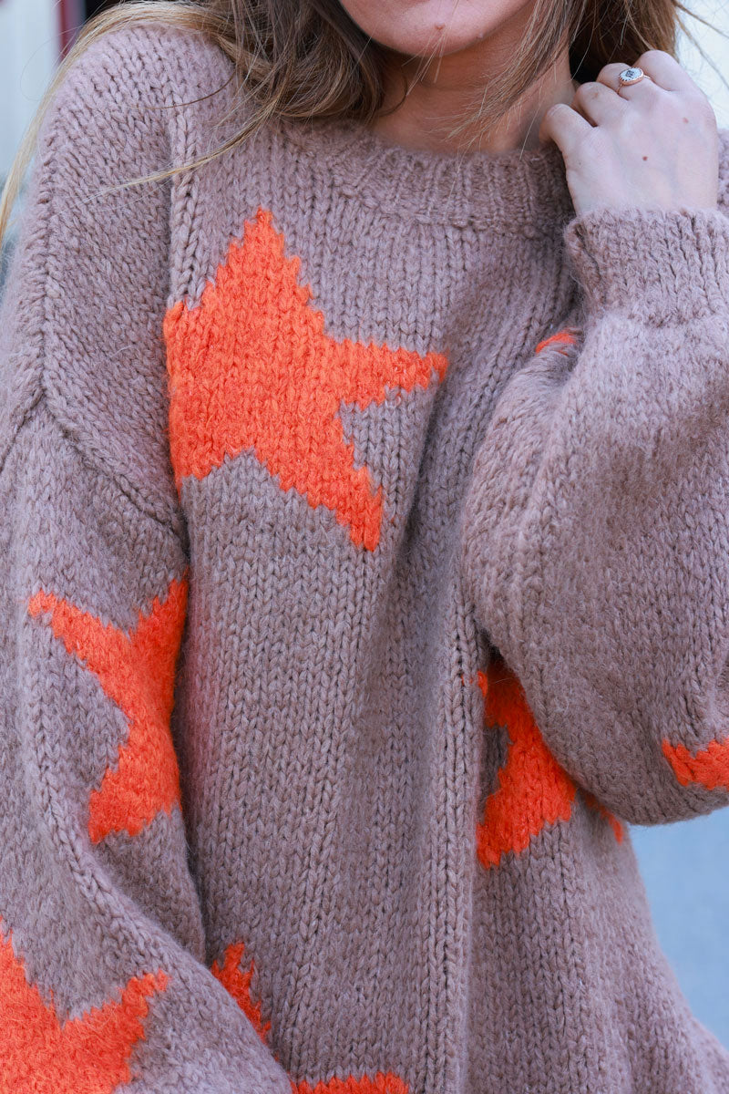 Pull en grosse maille camel avec étoiles orange col rond et manches bouffantes