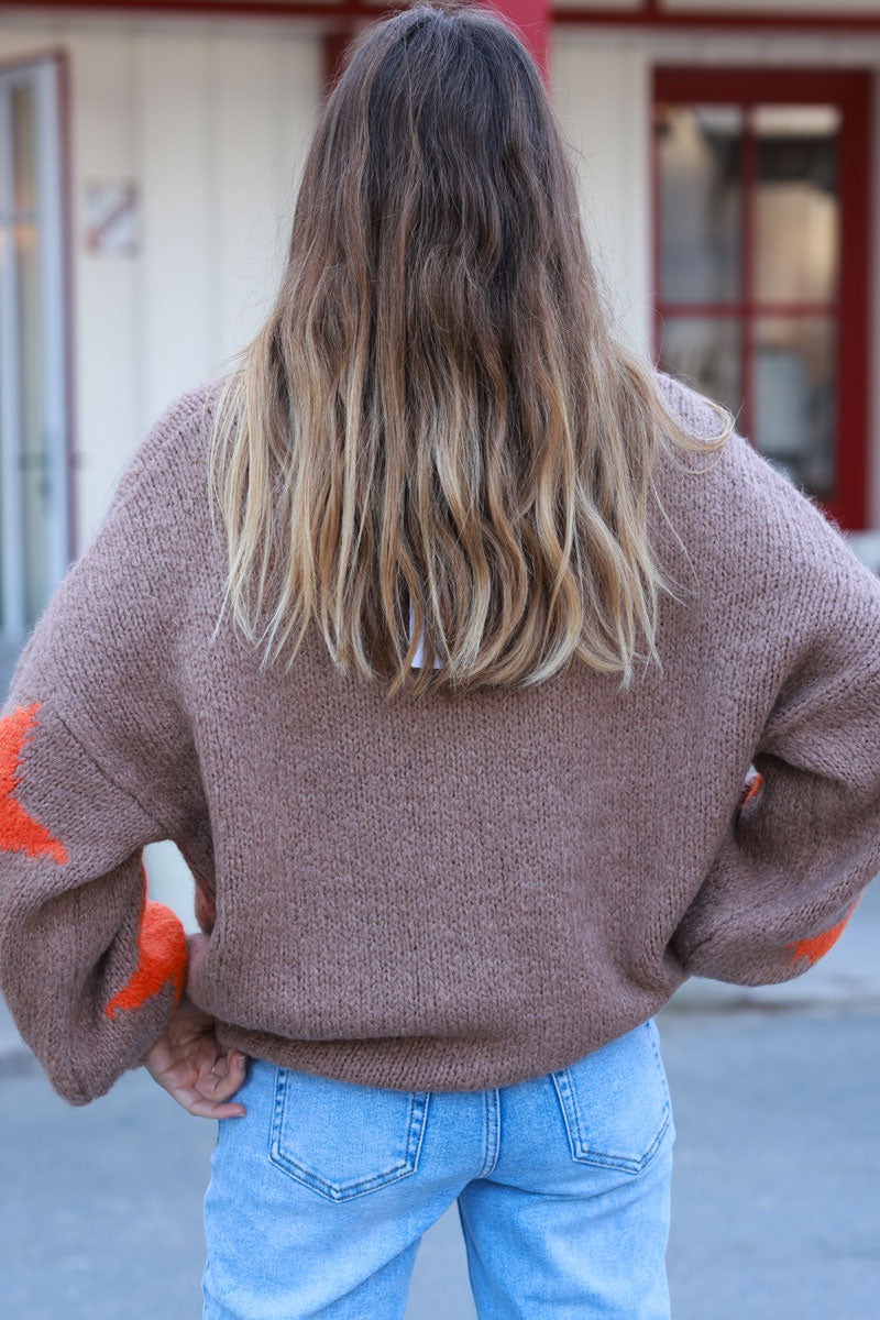 Pull en grosse maille camel avec étoiles orange col rond et manches bouffantes