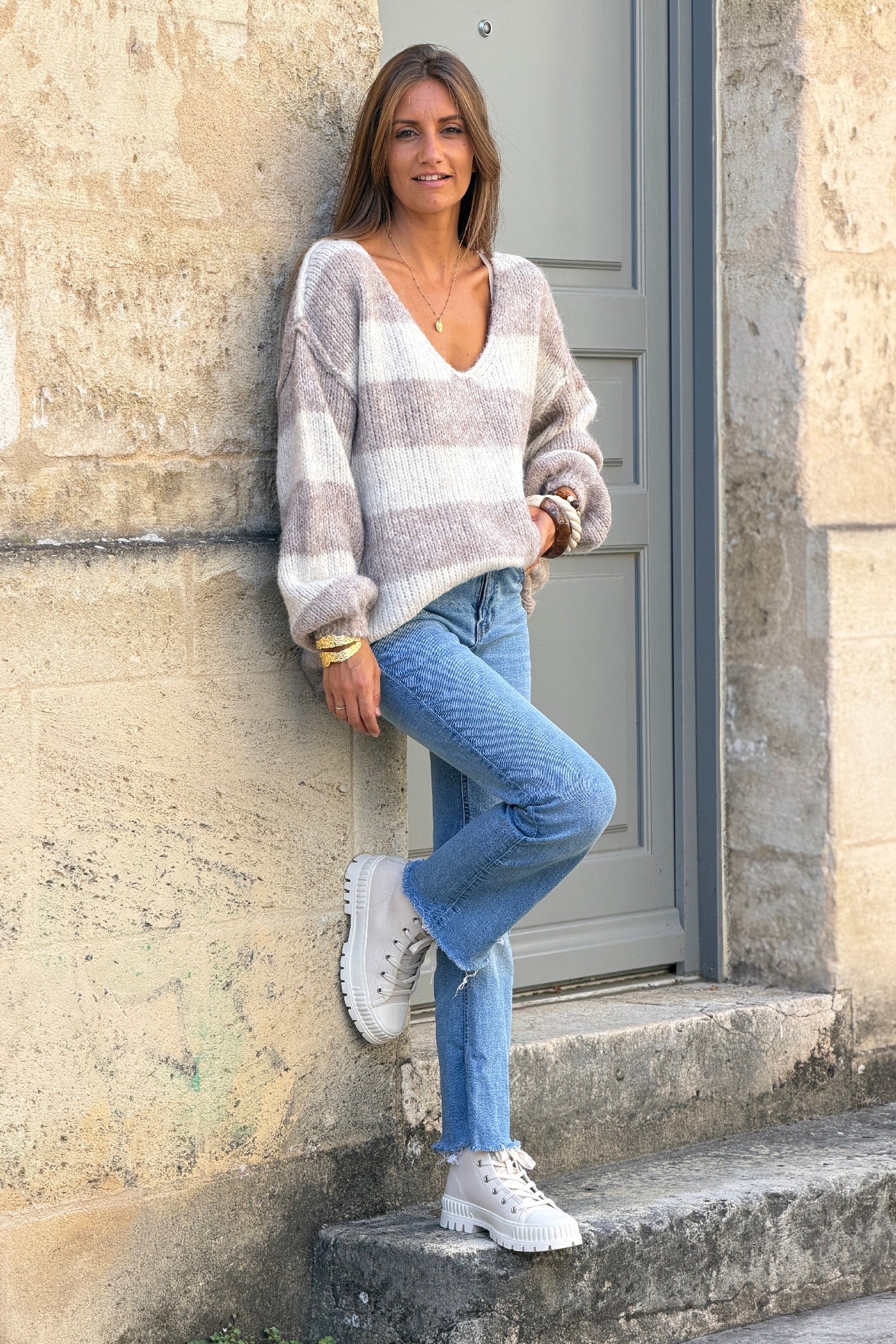 Pull en grosse maille coupe loose rayures écru et taupe col v