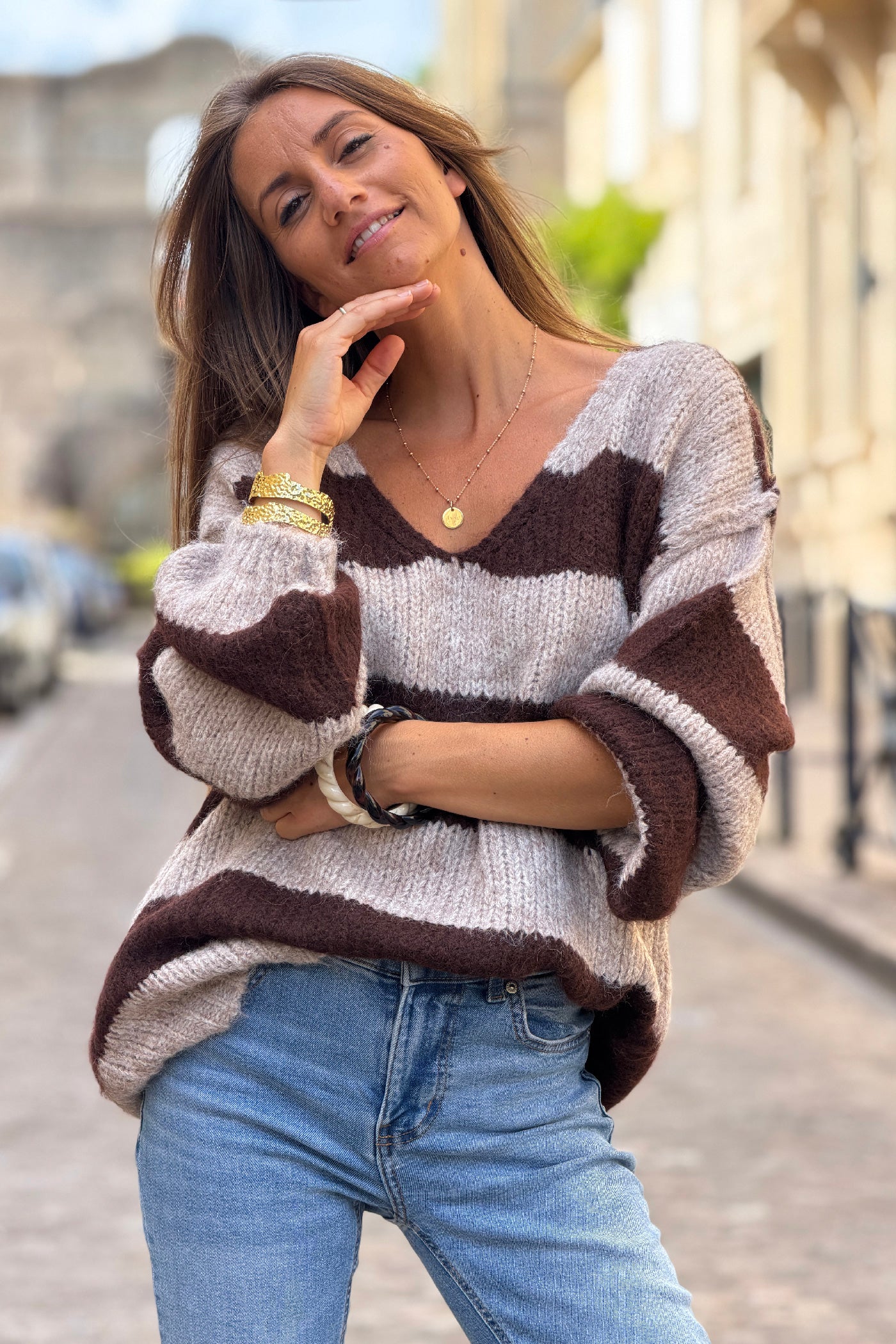 Pull en grosse maille coupe loose rayures taupe et marron col v