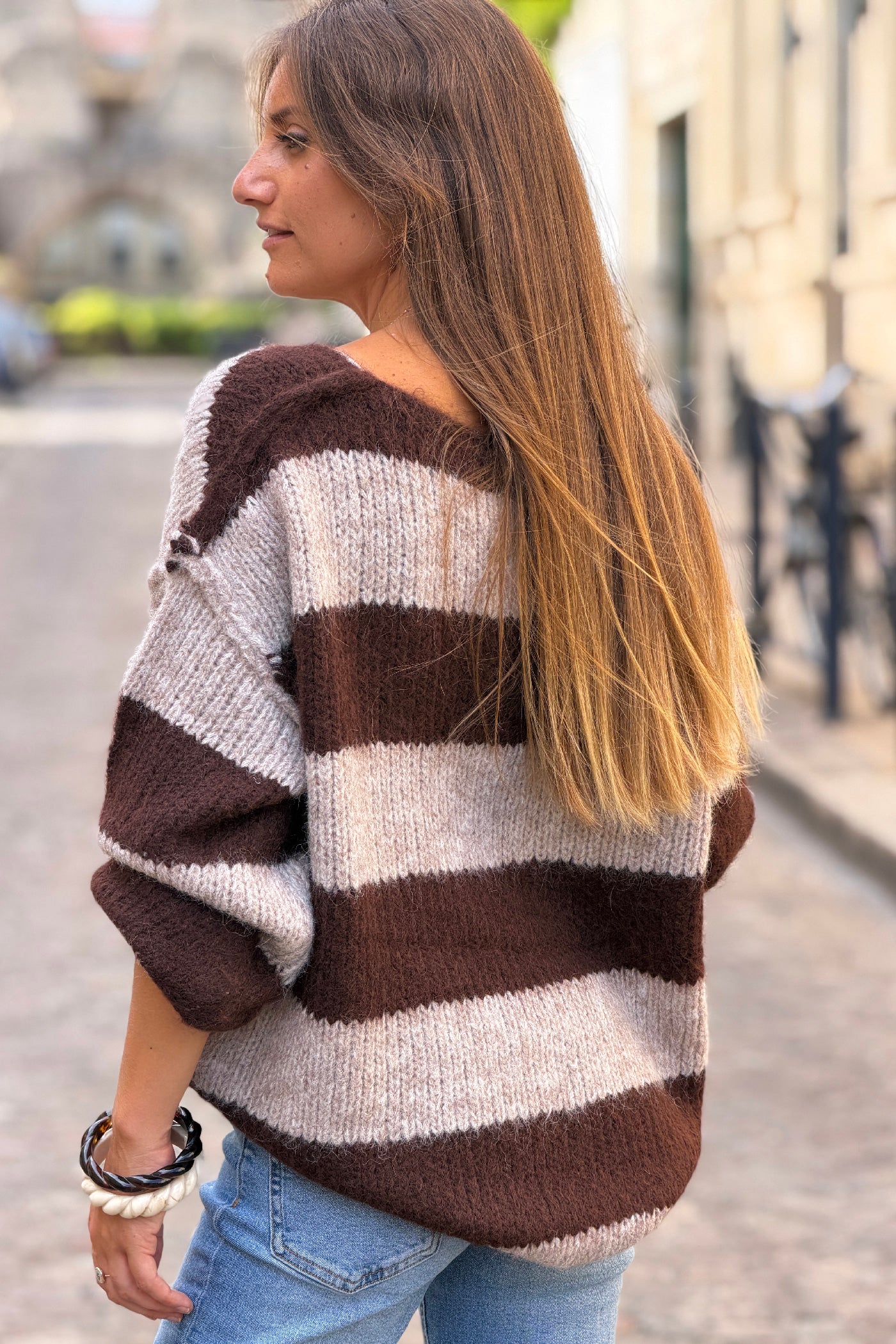 Pull en grosse maille coupe loose rayures taupe et marron col v