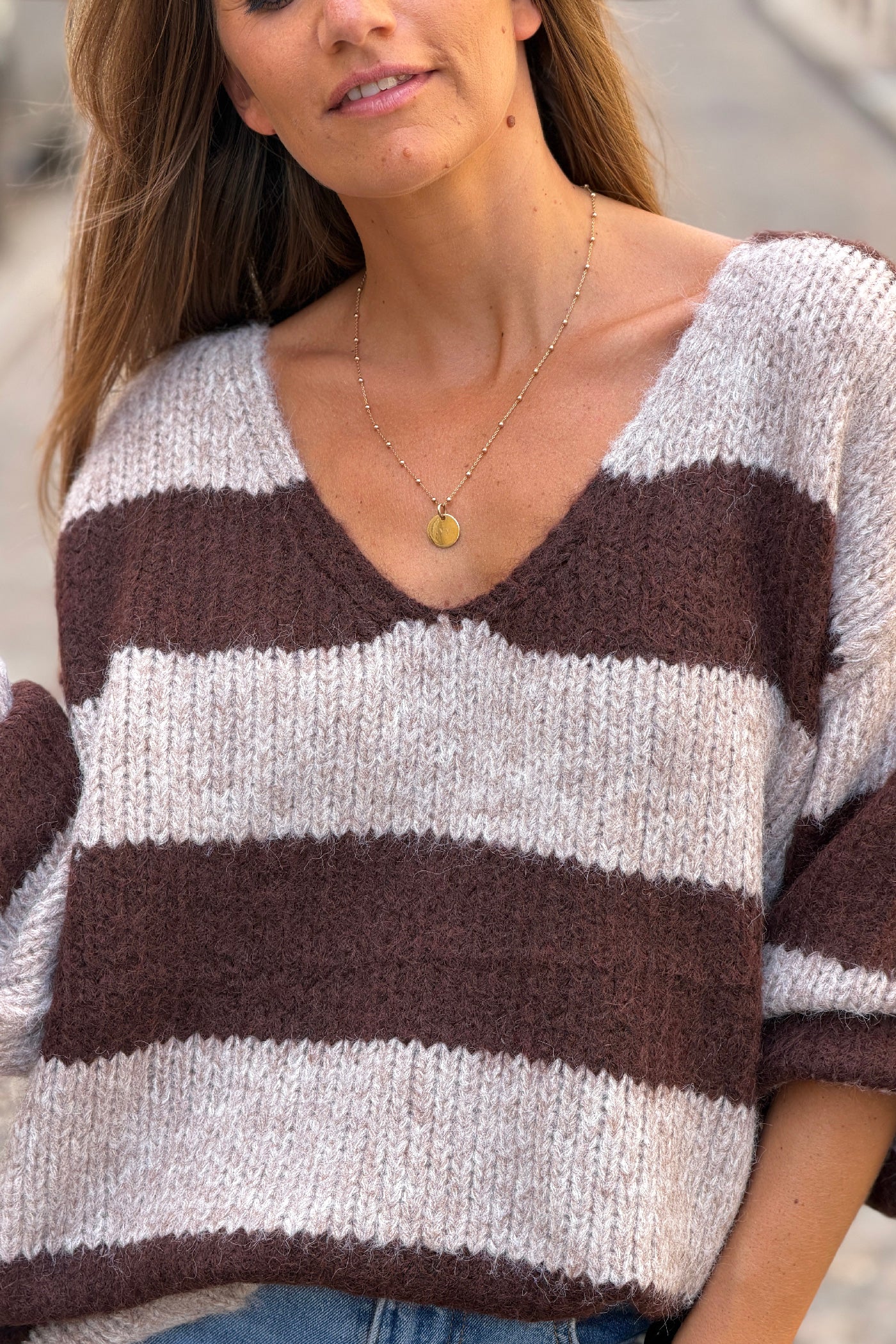 Pull en grosse maille coupe loose rayures taupe et marron col v
