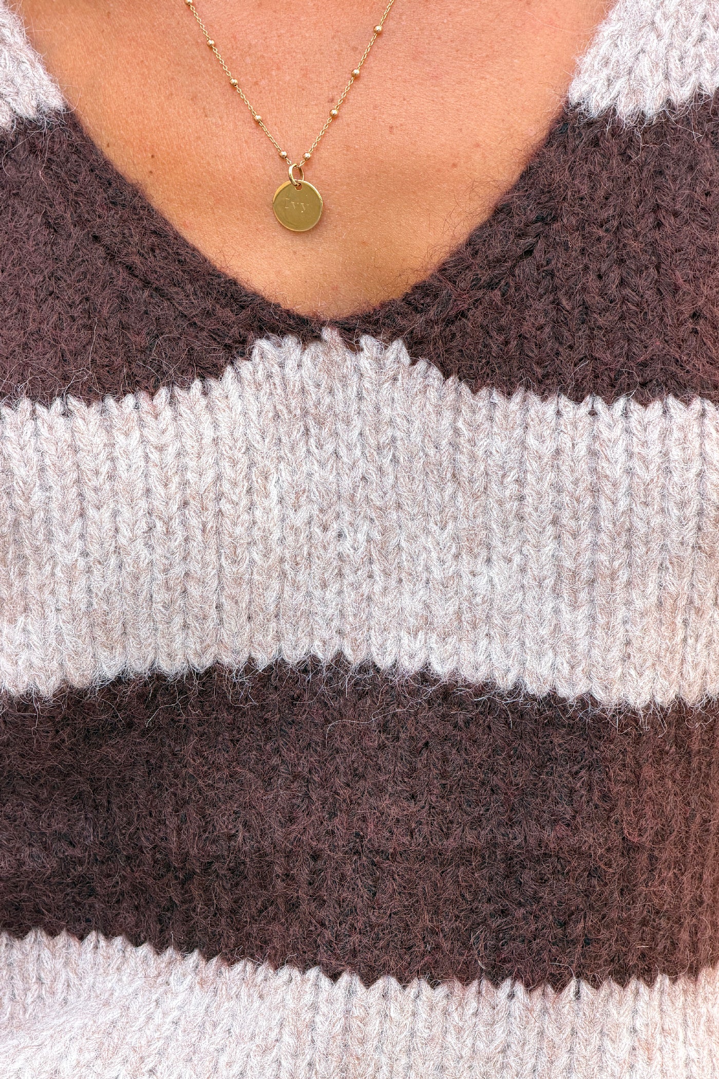 Pull en grosse maille coupe loose rayures taupe et marron col v