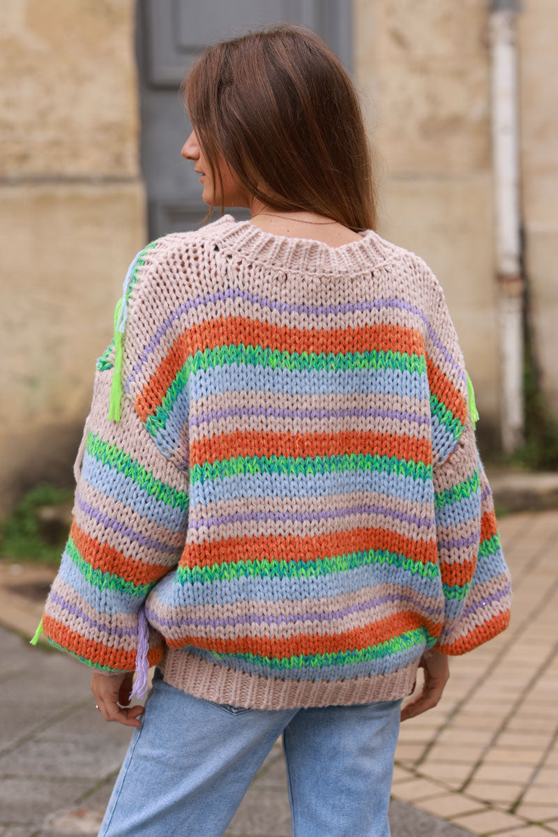 Pull en grosse maille taupe rayures colorées avec franges col rond