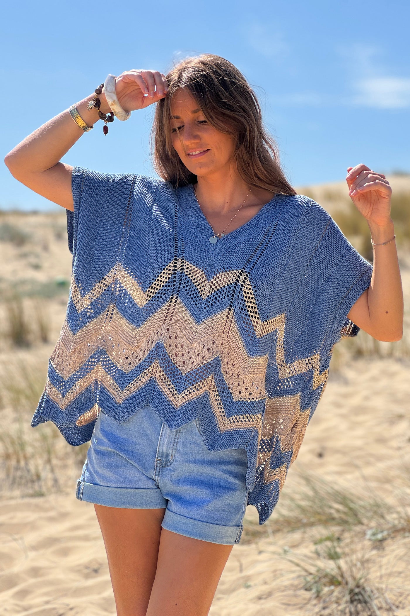 Pull en maille ajourée bleue motifs chevrons brillants dorés et camel