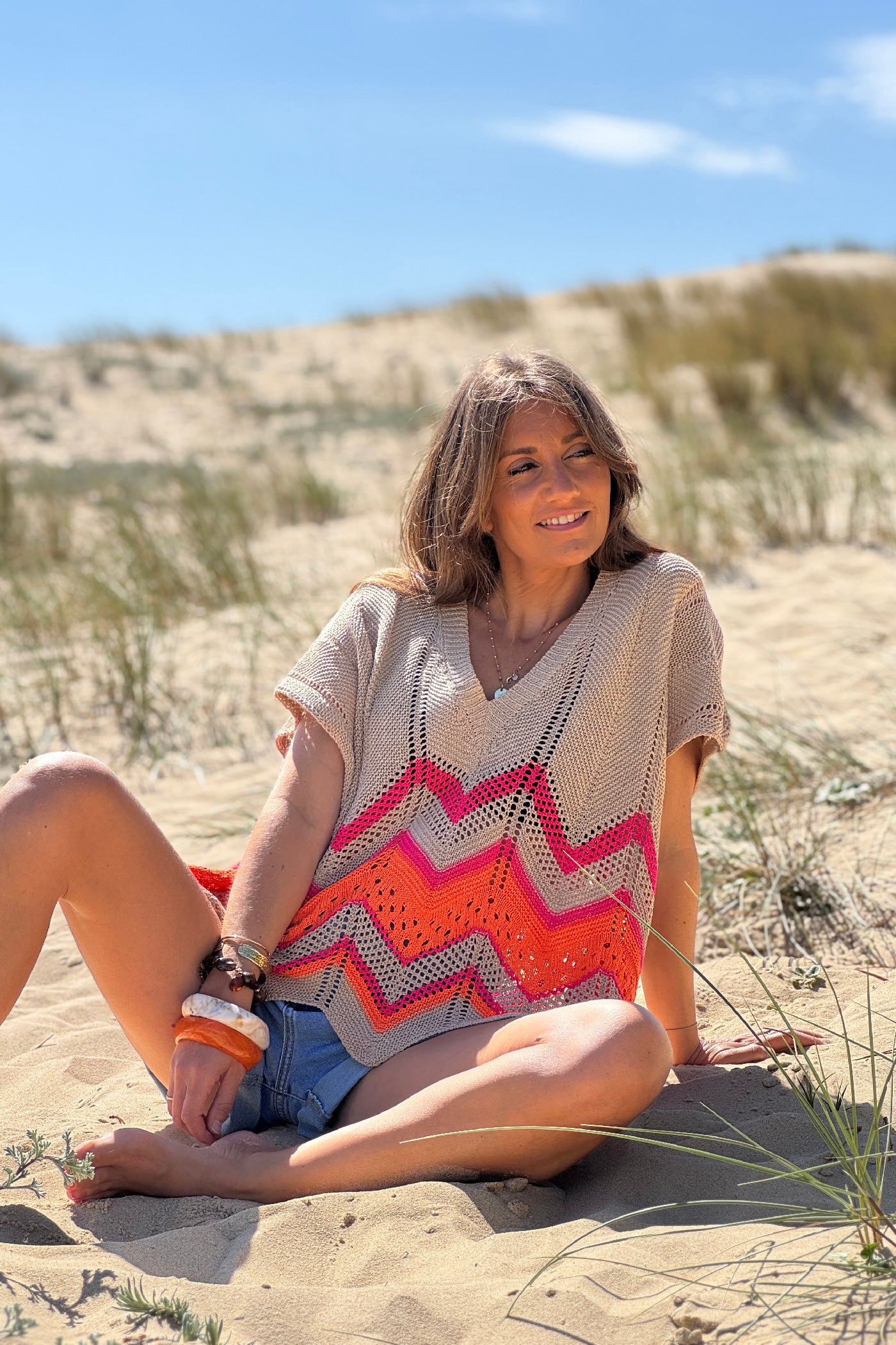 Pull en maille ajourée camel motifs chevrons orange et fuchsia