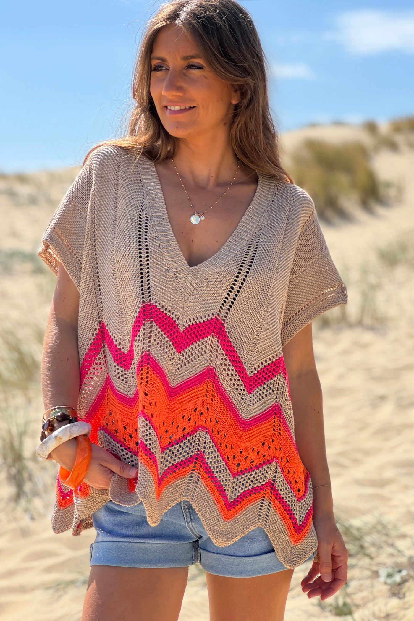 Pull en maille ajourée camel motifs chevrons orange et fuchsia