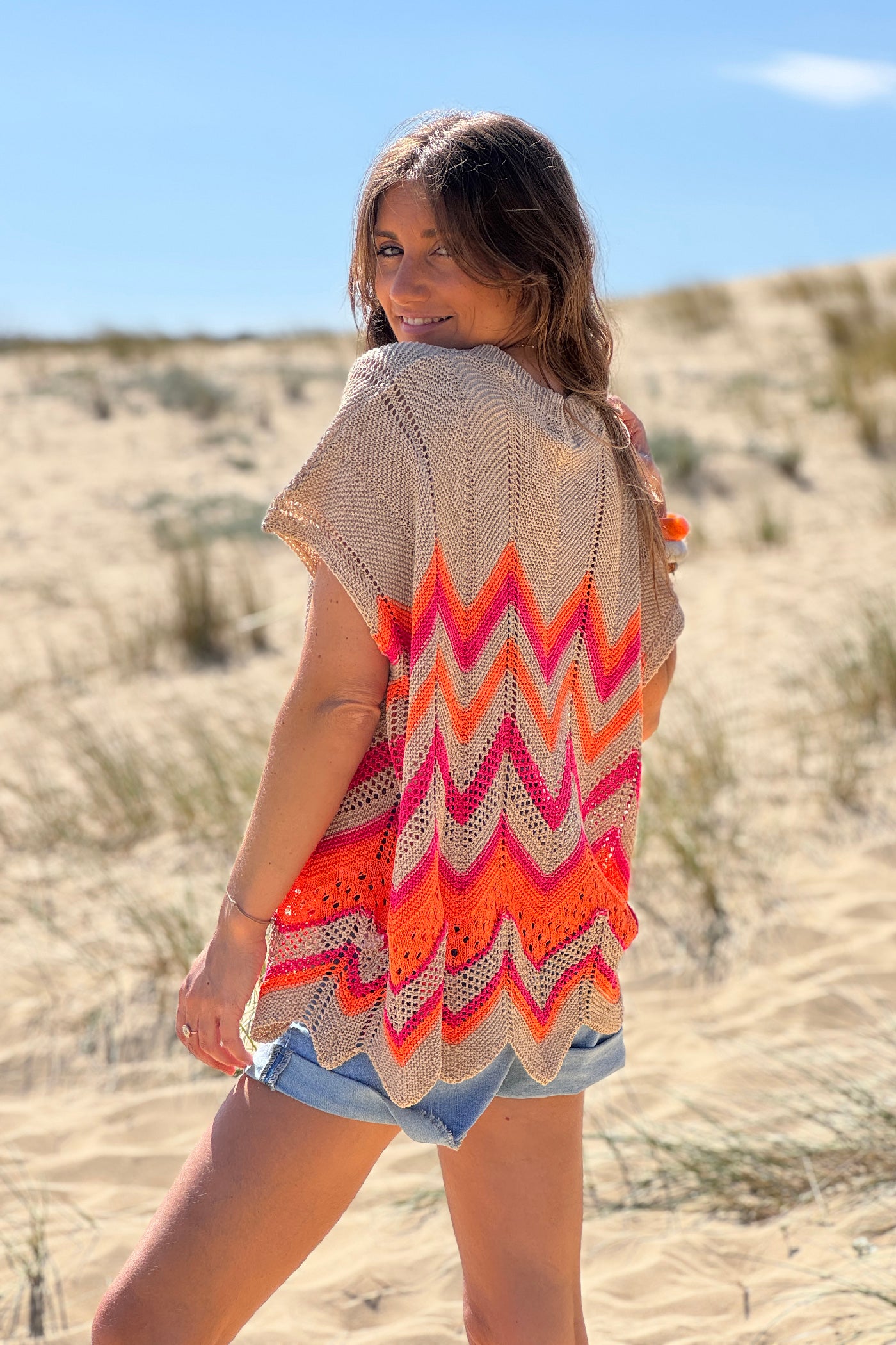 Pull en maille ajourée camel motifs chevrons orange et fuchsia