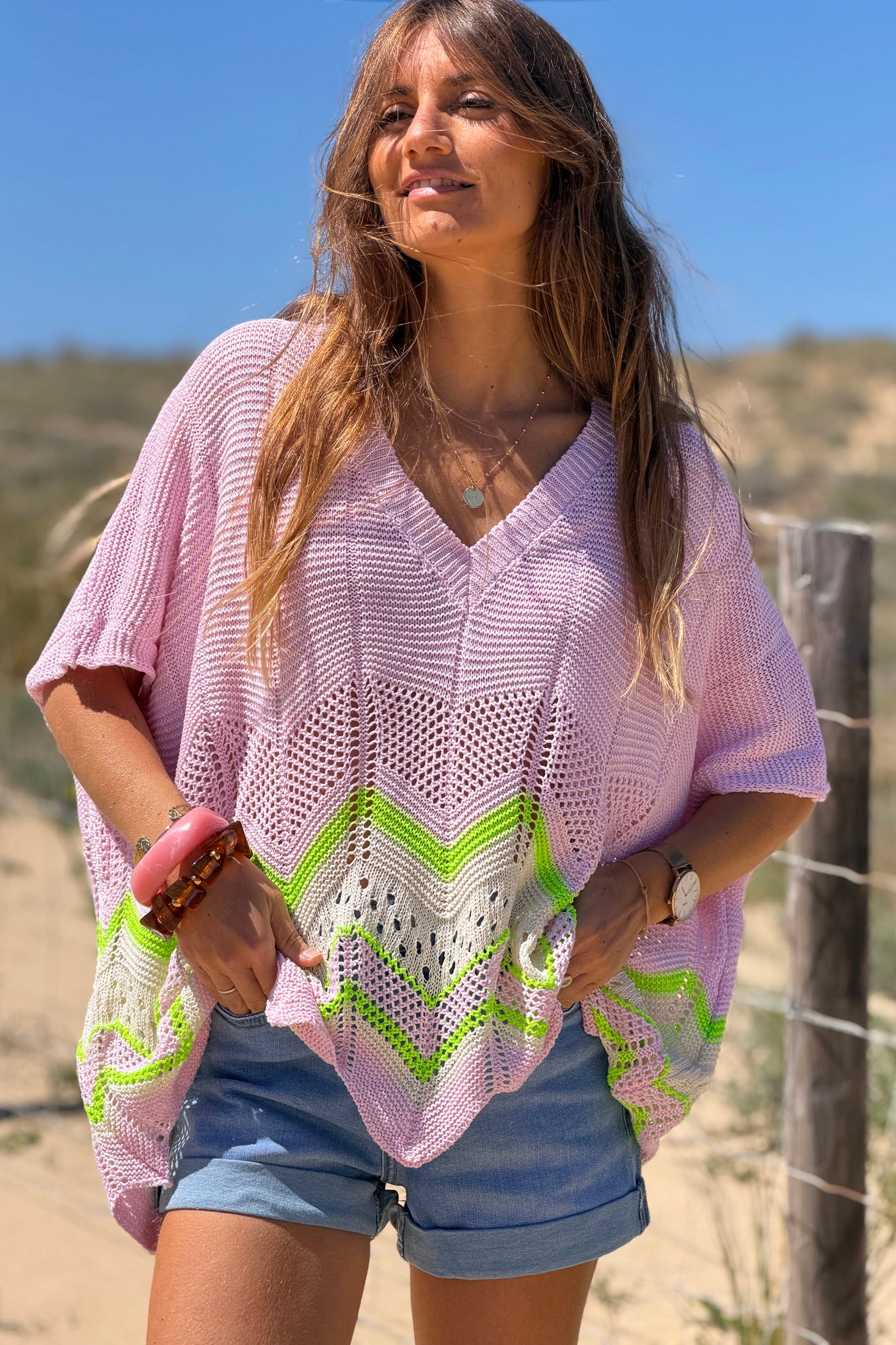 Pull en maille ajourée rose pale motifs chevrons vert et beige