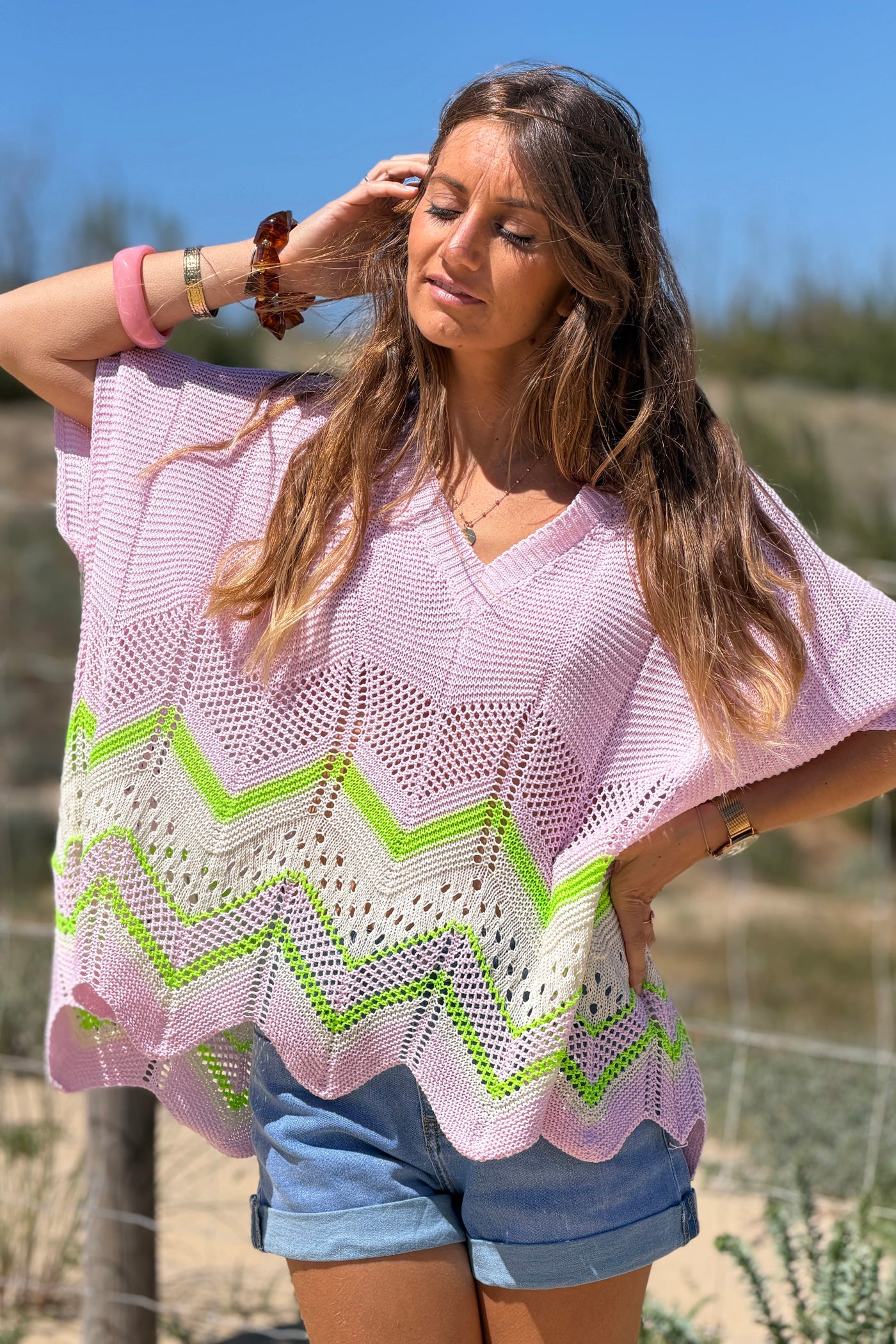 Pull en maille ajourée rose pale motifs chevrons vert et beige