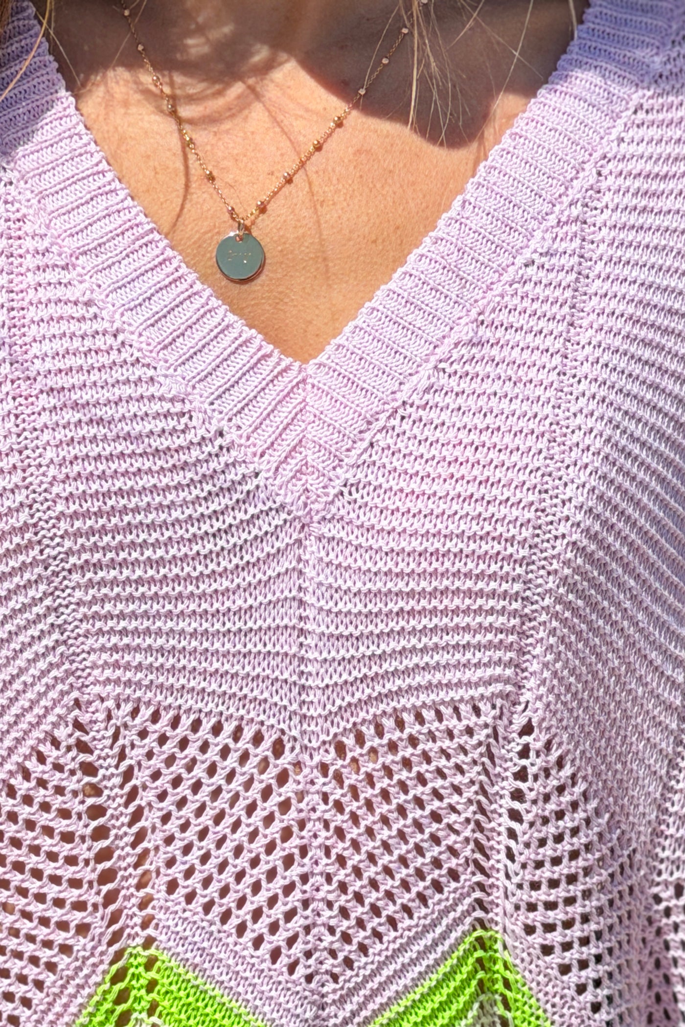 Pull en maille ajourée rose pale motifs chevrons vert et beige