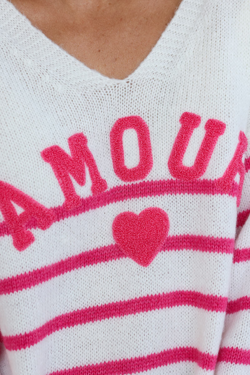 Pull en maille blanc cassé à rayures style marinière col v Amour bouclettes fuchsia