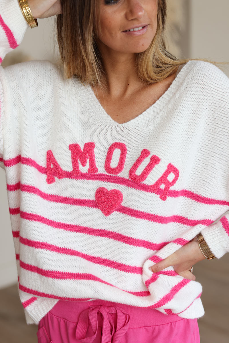 Pull en maille blanc cassé à rayures style marinière col v Amour bouclettes fuchsia