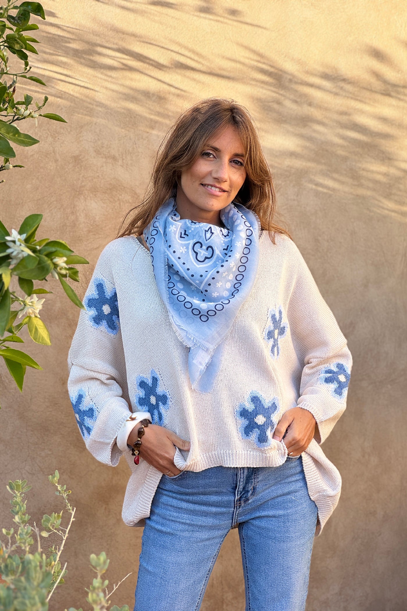Pull en maille coton beige motif fleurs marguerites dégradées bleu