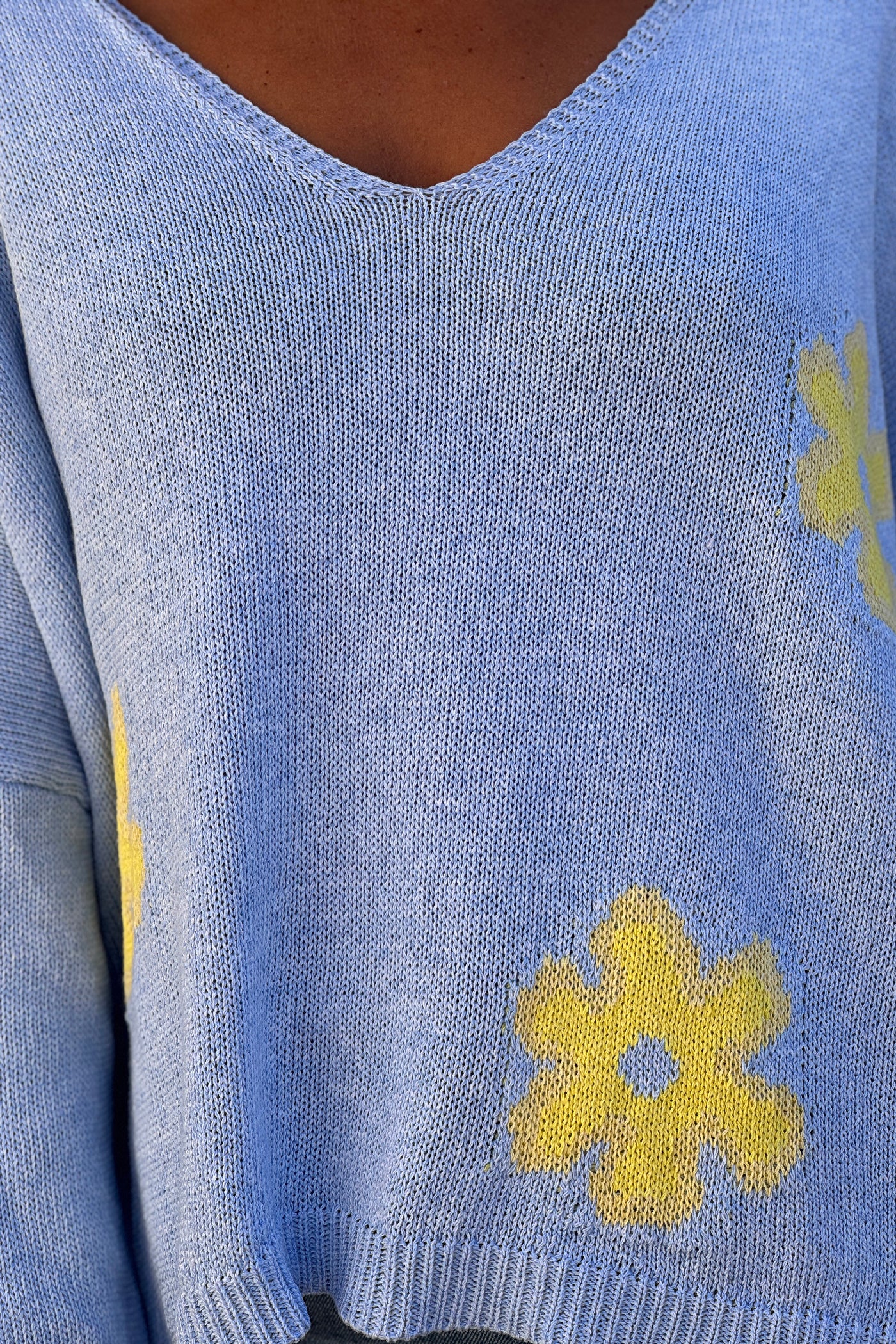 Pull en maille coton bleu ciel motif fleurs marguerites degradées jaune