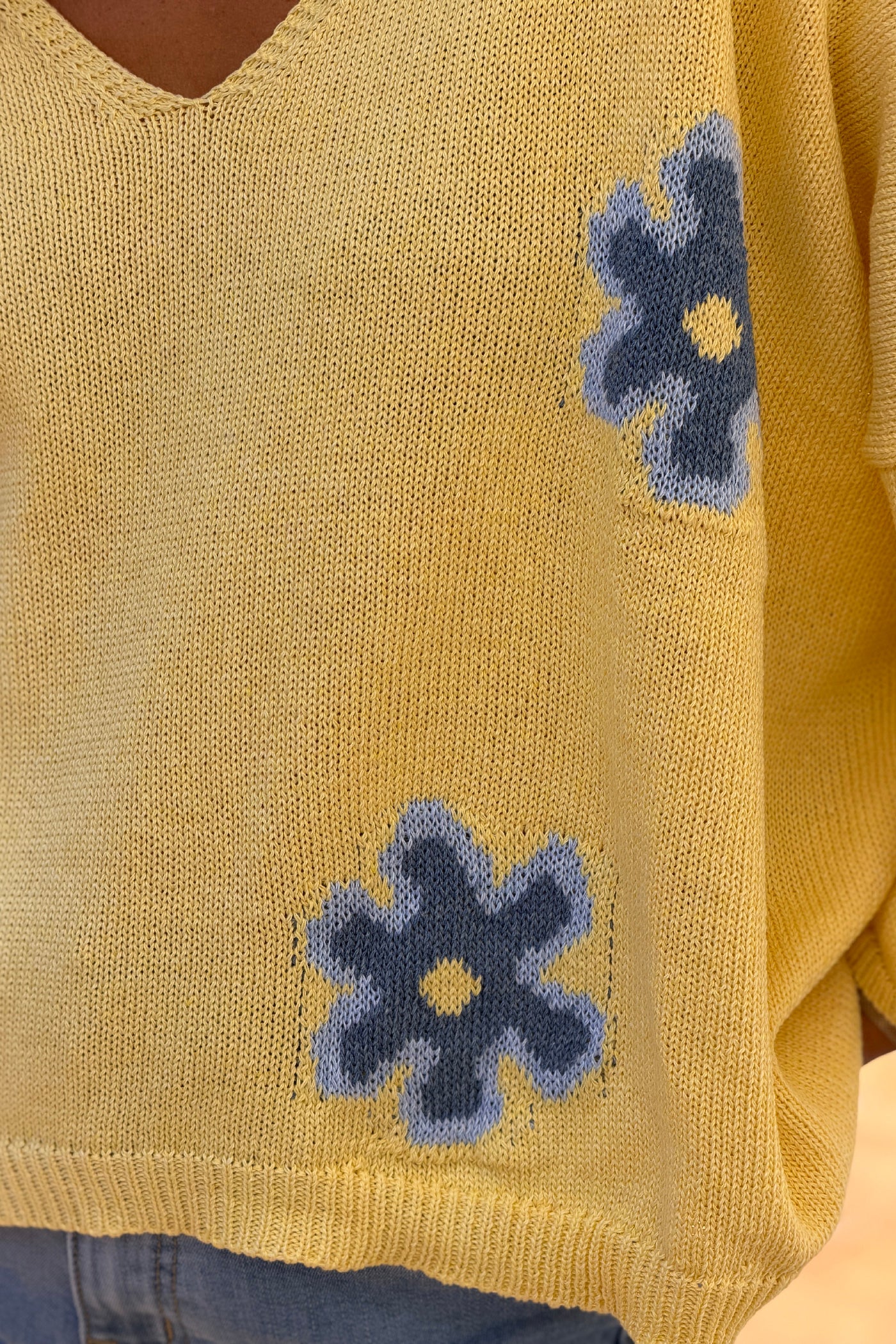 Pull en maille coton jaune motif fleurs marguerites dégradées bleu