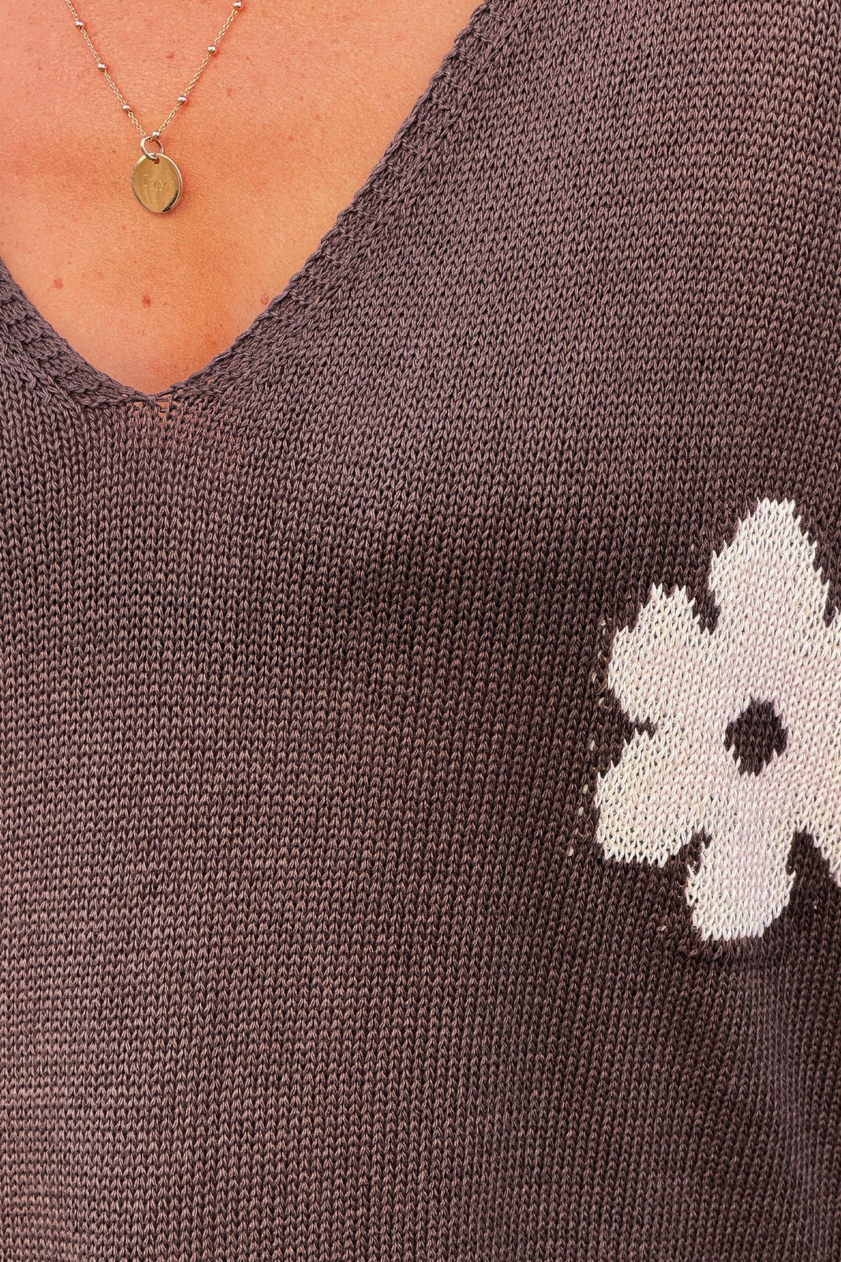 Pull en maille coton marron motif fleurs marguerites dégradées beige
