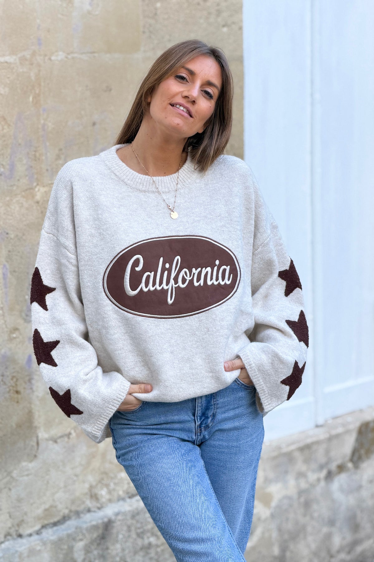 Pull en maille moelleuse beige logo marron California et broderie étoile aux manches